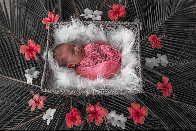 Victoria a rejoint le concours — aidez-le/la à gagner de superbes lots ! baby, baby_products, baby_toddler_clothing, bedding, child, comfort, flower, linens, magenta, pattern, people, person, petal, pink, plant, red, room, textile, toddler, twig