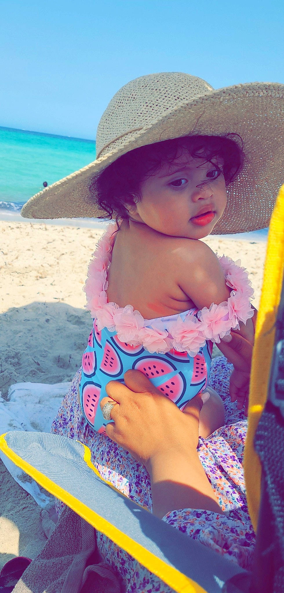 Mayene a rejoint le concours — aidez-le/la à gagner de superbes lots ! azure, baby_toddler_clothing, beach, blue, cap, cool, eye, happy, hat, headgear, headwear, human_body, leg, leisure, light, person, photograph, skin, sun_hat, thigh