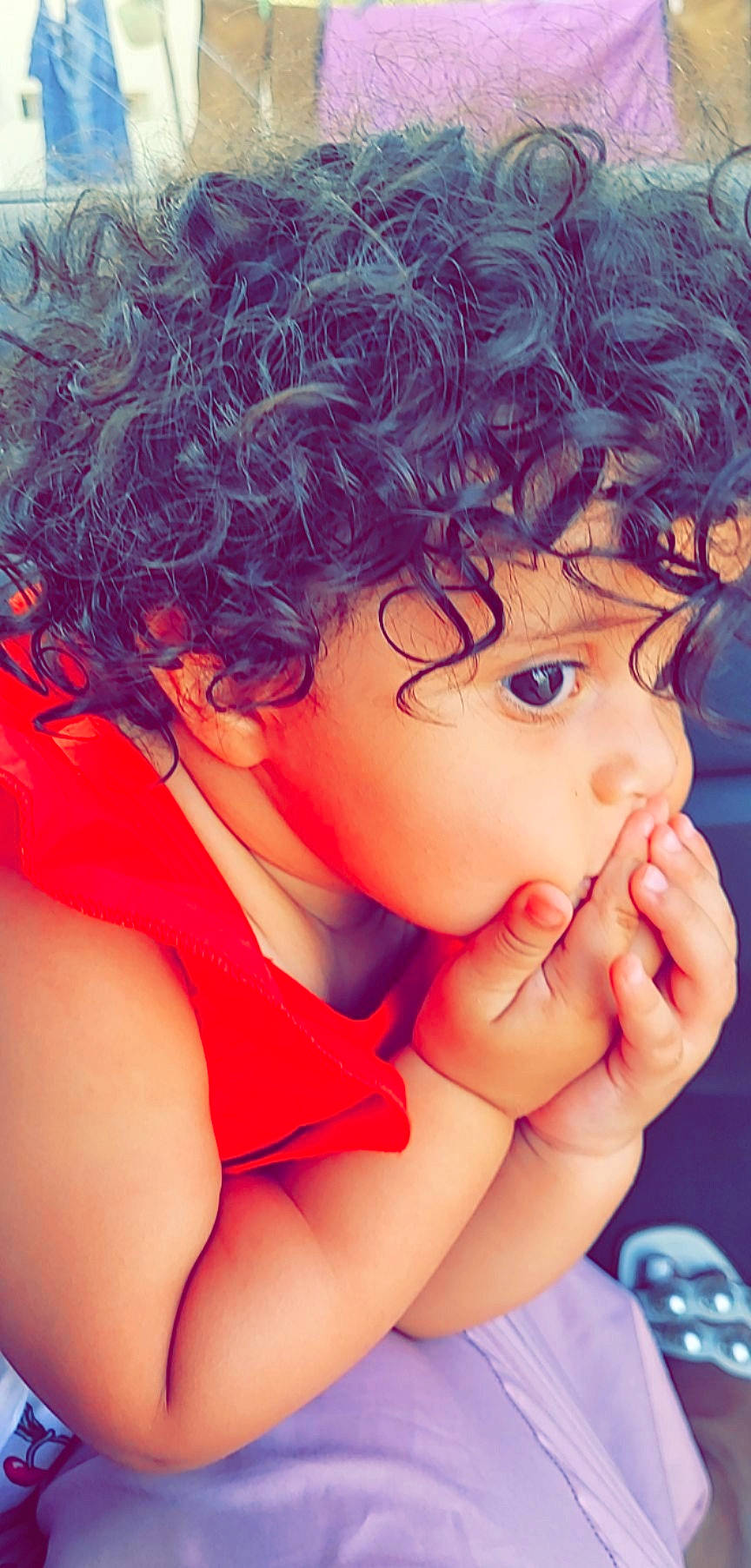 Mayene participe au concours pour gagner de l'argent avec cette photo : afro, azure, chin, eye, eyebrow, eyelash, facial_expression, flash_photography, forehead, gesture, hair, hairstyle, hand, happy, head, human, lip, mouth, nose, person