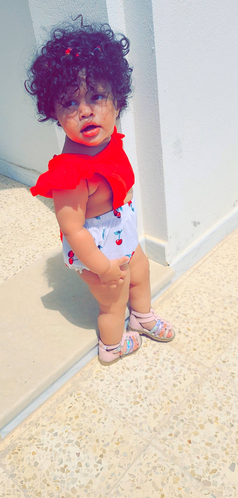 Mayene a rejoint le concours — aidez-le/la à gagner de superbes lots ! arm, baby_toddler_clothing, electric_blue, flooring, foot, fun, happy, human_leg, joint, knee, leg, leisure, mouth, person, shoulder, skin, t_shirt, thigh, toddler, trunk