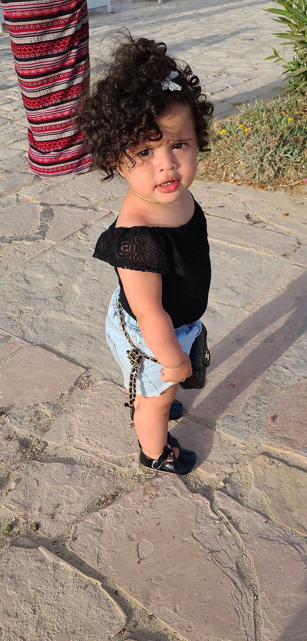 Mayene participe au concours pour gagner de l'argent avec cette photo : asphalt, black_hair, child, cool, fun, hairstyle, happy, human_leg, knee, leg, leisure, pattern, person, shoe, sleeve, street_fashion, t_shirt, thigh, toddler, trunk