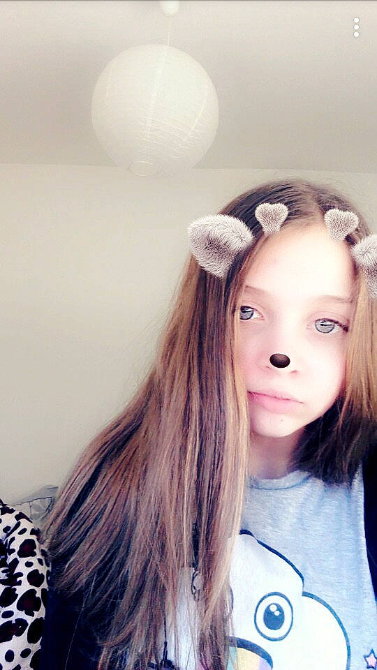 Stacy a rejoint le concours — aidez-le/la à gagner de superbes lots ! bangs, beauty, brown_hair, ear, eye, eyelash, forehead, girl, hair, hair_accessory, hair_coloring, hairstyle, headgear, headpiece, human_hair_color, long_hair, person, skin, smile