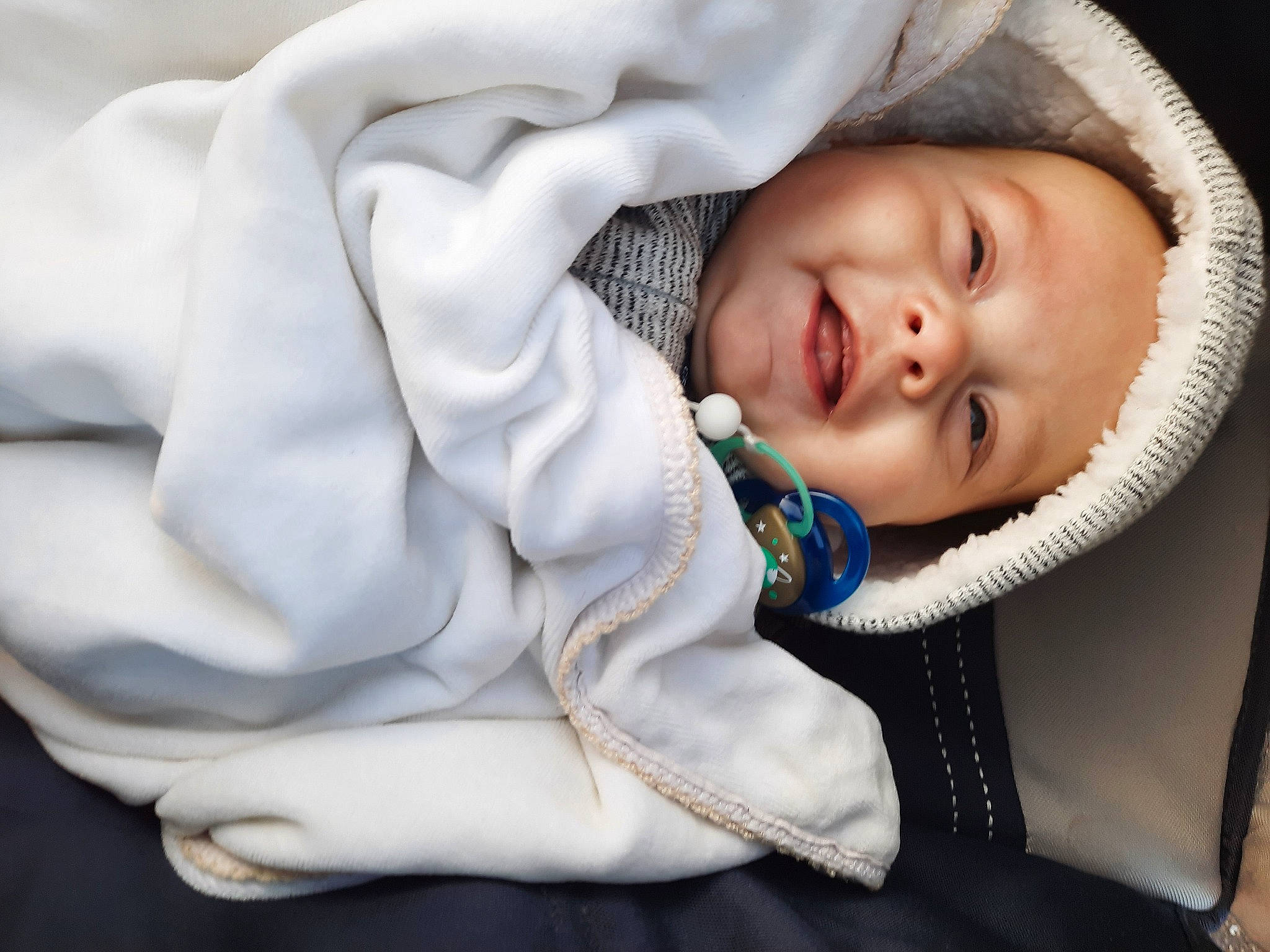 Ethan a rejoint le concours — aidez-le/la à gagner de superbes lots ! baby, baby_toddler_clothing, cheek, child, comfort, flash_photography, fur, grass, happy, headwear, linens, person, portrait_photography, sitting, sleep, sleeve, smile, toddler