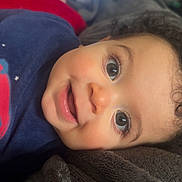 Kayden a rejoint le concours — aidez-le/la à gagner de superbes lots ! baby, blanket, blue, child, close_up, comfort, cozy, curly_hair, cute, eyelashes, face, happy, indoors, lying_down, person, portrait, red, smiling, soft, warm