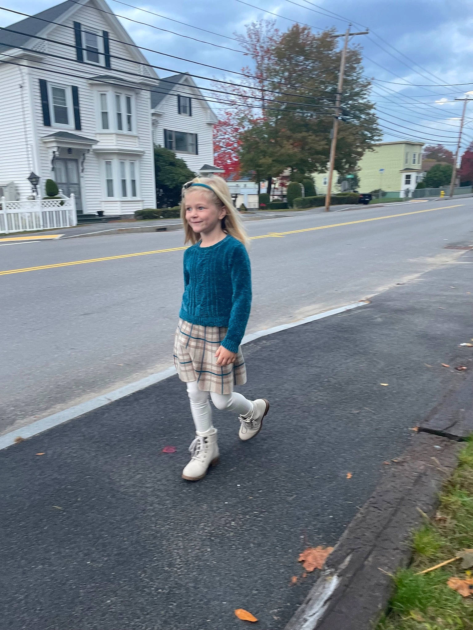 Isabel is registered to the contest to win money with this photo: asphalt, cloud, denim, electric_blue, fun, infrastructure, joy, pattern, pedestrian, person, plaid, plant, recreation, road, road_surface, sidewalk, sky, street, tartan, tree