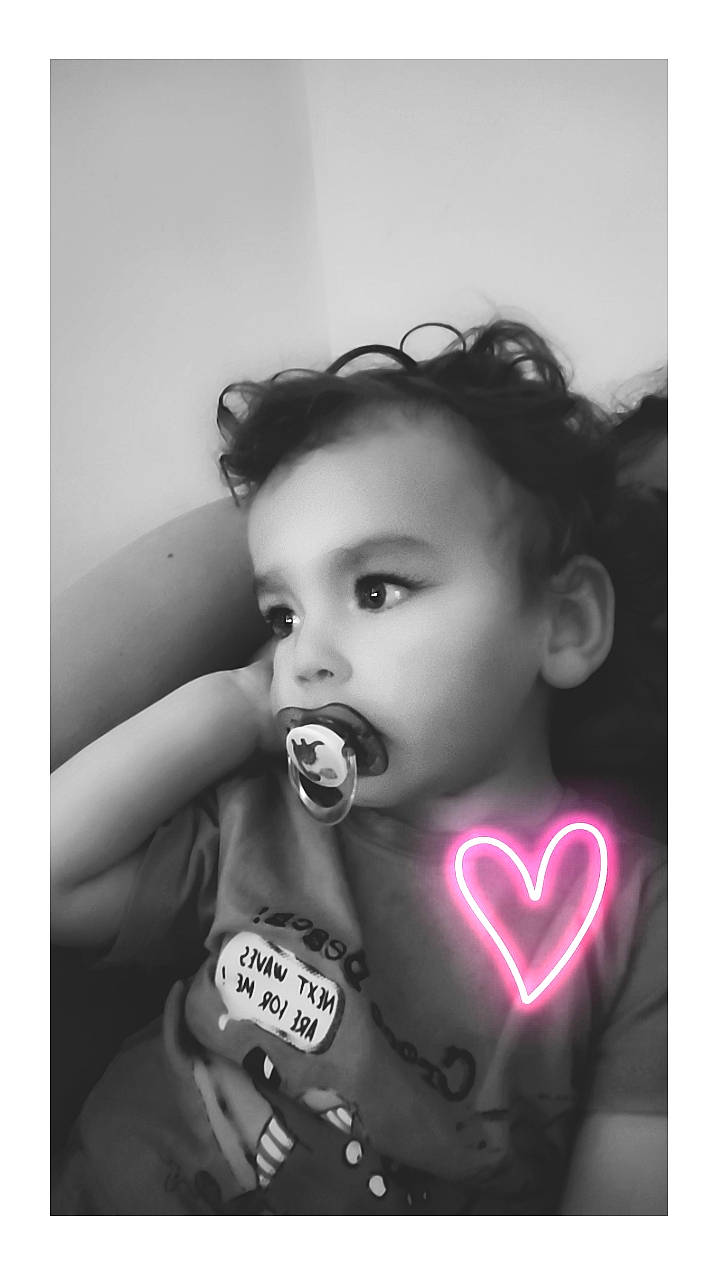 Kayden a rejoint le concours — aidez-le/la à gagner de superbes lots ! baby, baby_toddler_clothing, black_hair, cheek, child, ear, eyelash, fashion_accessory, flash_photography, gesture, hair, happy, heart, jewellery, lip, magenta, monochrome, monochrome_photography, person, portrait_photography