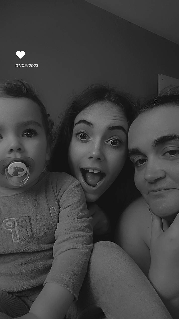 Kayden participe au concours pour gagner de l'argent avec cette photo : black, black_and_white, cheek, eye, eyebrow, eyelash, flash_photography, gesture, hand, happy, head, interaction, iris, lip, mouth, nose, person, skin, smile, standing