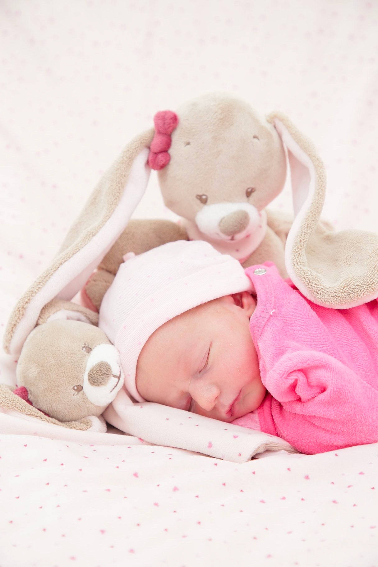 Ghjulia participe au concours pour gagner de l'argent avec cette photo : baby, baby_products, baby_sleeping, child, headwear, person, photograph, photography, pink, product, sleep, stuffed_toy, teddy_bear, toddler