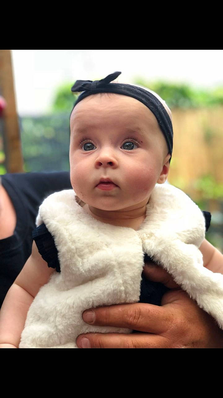 Romane a rejoint le concours — aidez-le/la à gagner de superbes lots ! beauty, boy, cheek, child, ear, eye, fun, fur, girl, hair_accessory, happiness, head, headgear, human, infant, person, portrait_photography, skin, smile, surprise