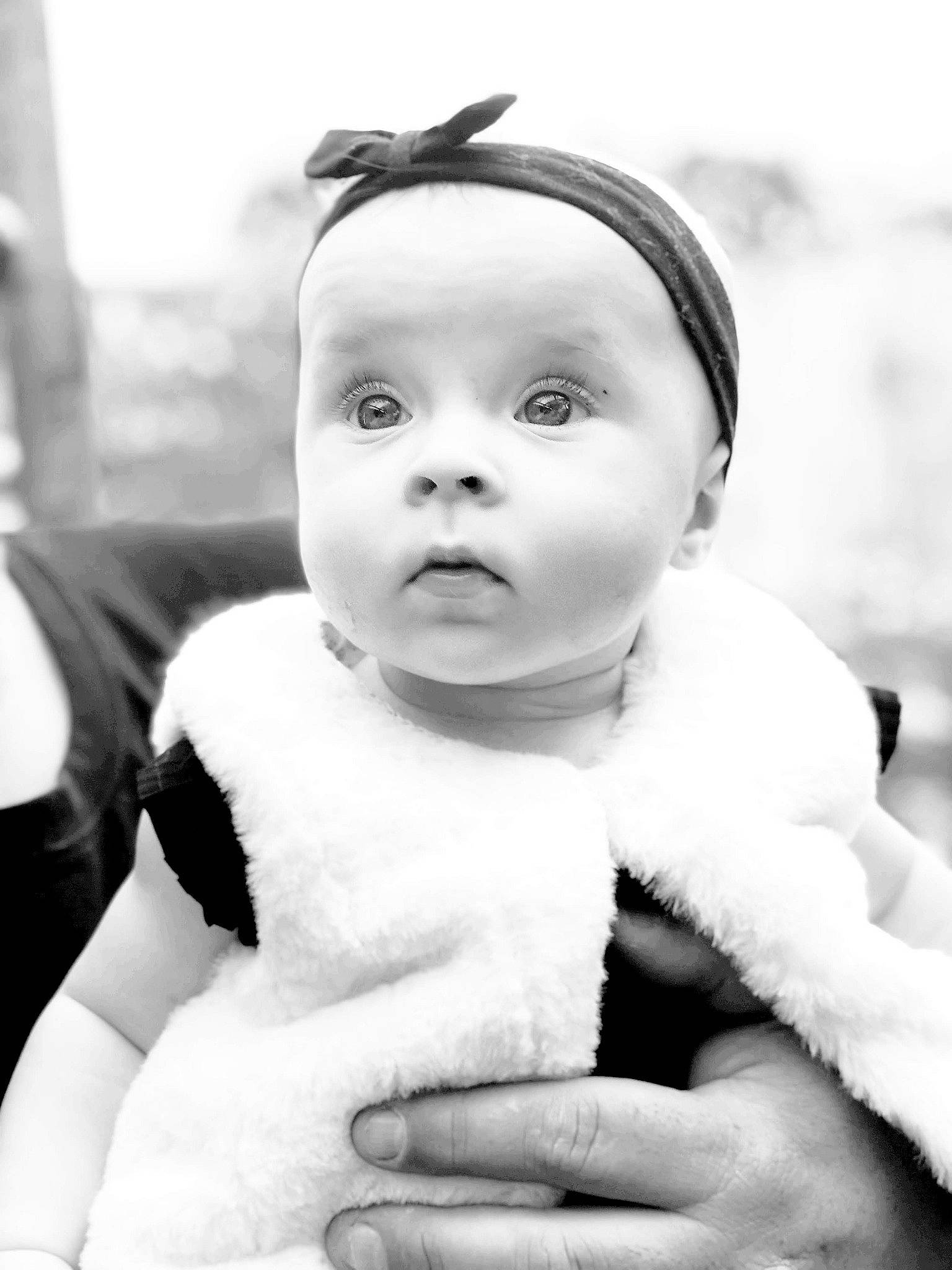 Romane a rejoint le concours — aidez-le/la à gagner de superbes lots ! beauty, black, black_and_white, cheek, child, eye, face, girl, head, human, infant, monochrome, monochrome_photography, nose, person, photograph, photography, skin, smile, white