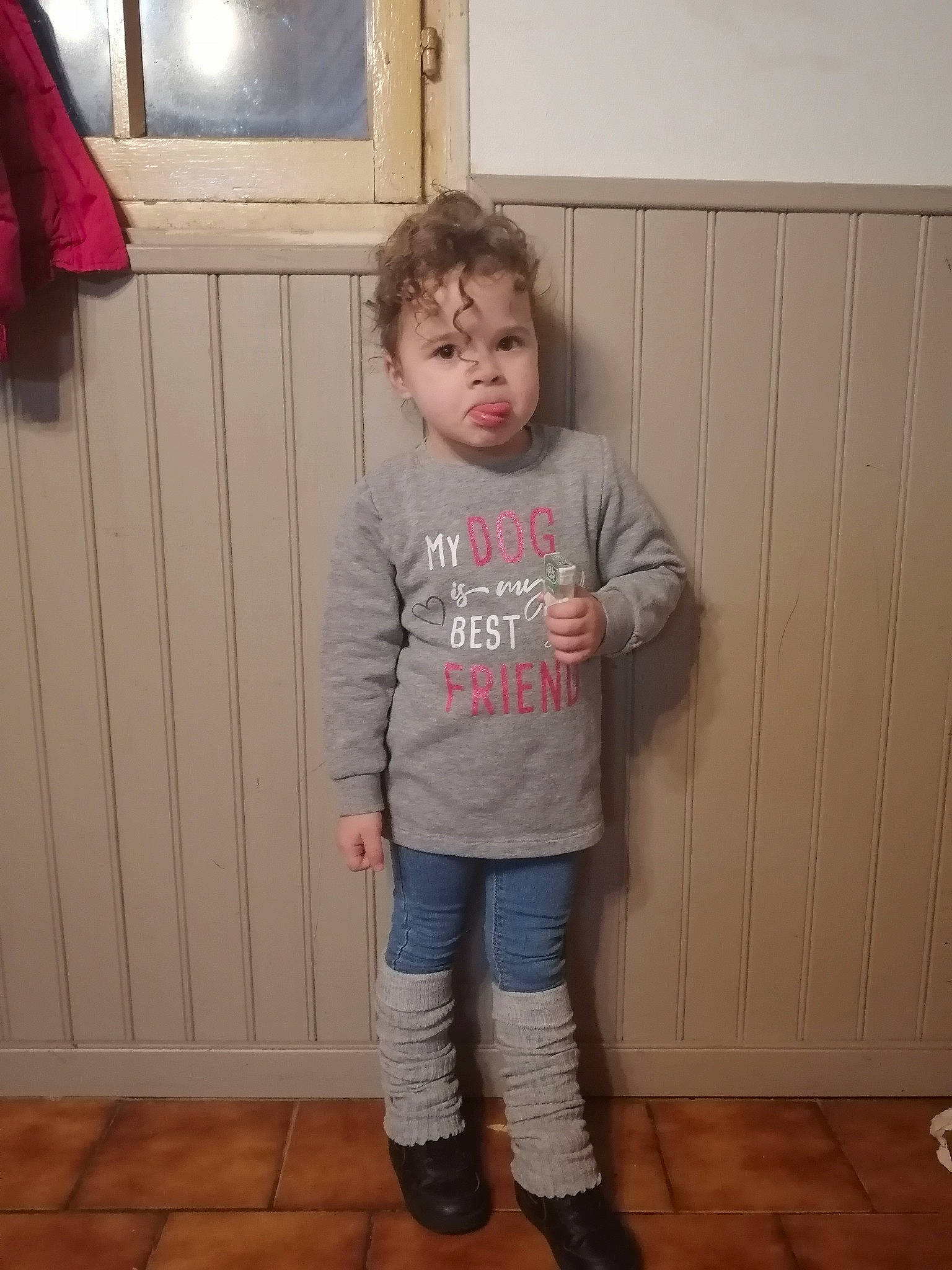 Romane a rejoint le concours — aidez-le/la à gagner de superbes lots ! electric_blue, floor, flooring, fun, hardwood, human_leg, joint, knee, leg, pattern, person, shoulder, sleeve, sportswear, t_shirt, thigh, toddler, trunk, waist, wood