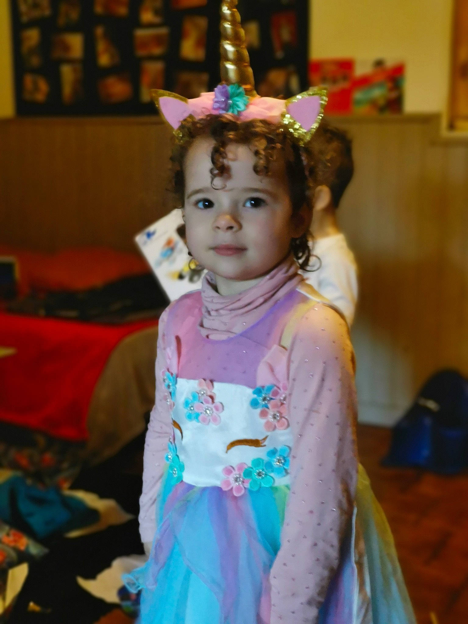 Romane participe au concours pour gagner de l'argent avec cette photo : baby_toddler_clothing, child, costume, event, eye, fashion_accessory, fashion_design, fun, hair_accessory, happy, headgear, headpiece, jewellery, party_hat, party_supply, person, picture_frame, pink, purple, toddler