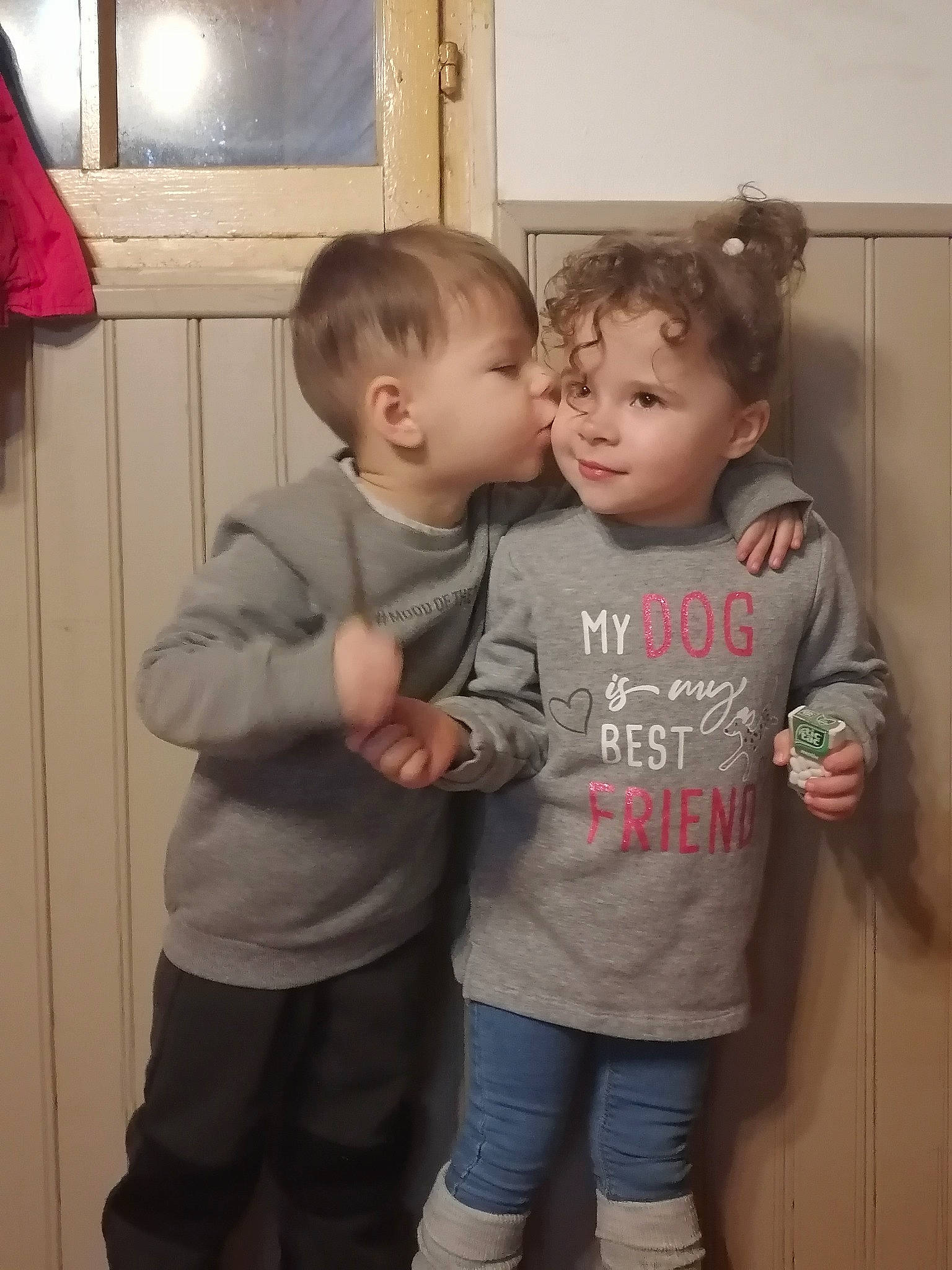 Romane a rejoint le concours — aidez-le/la à gagner de superbes lots ! baby, baby_toddler_clothing, cheek, child, event, facial_expression, fun, gesture, happy, human, joy, leg, nose, person, room, skin, sleeve, standing, t_shirt, thumb