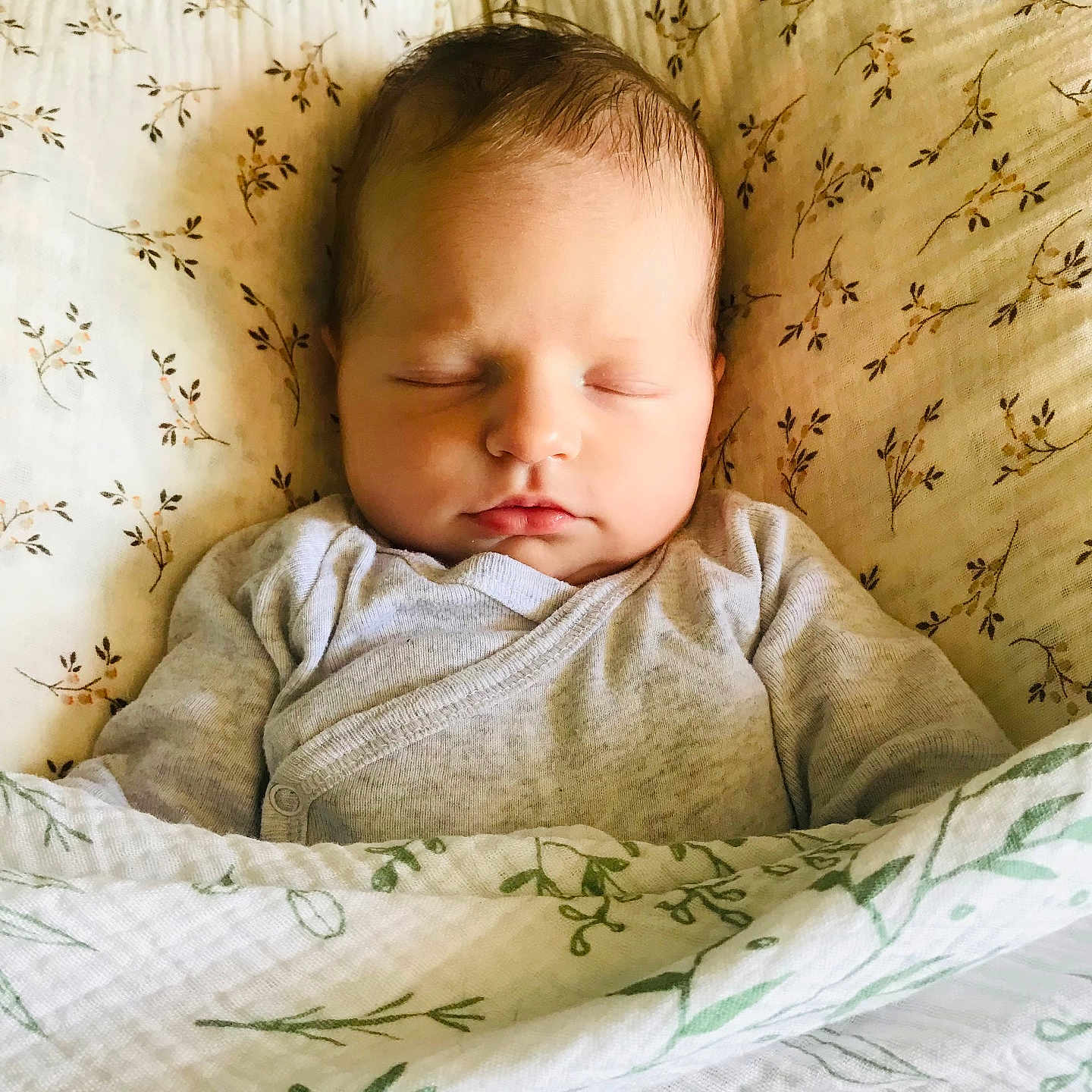 Romy a rejoint le concours — aidez-le/la à gagner de superbes lots ! baby, bed, blanket, child, clothing, comfort, cozy, cute, face, indoors, infant, newborn, peace, peaceful, pillow, portrait, rest, sleeping, soft, wrapped