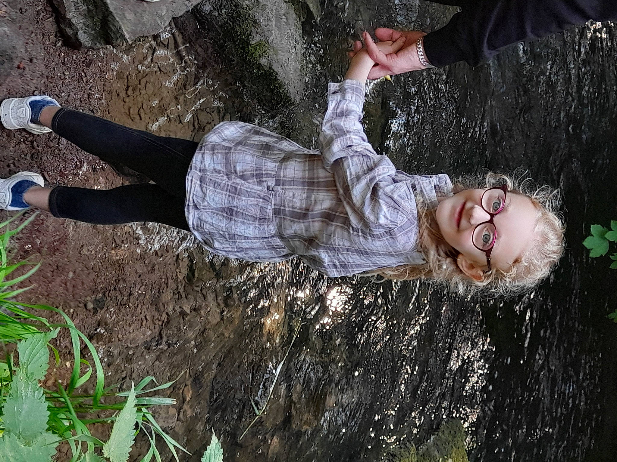 Shana participe au concours pour gagner de l'argent avec cette photo : adaptation, child, eyewear, flash_photography, forest, fun, grass, grass_family, grassland, happy, joy, leisure, organism, people_in_nature, person, plant, portrait_photography, shadow, soil, spring
