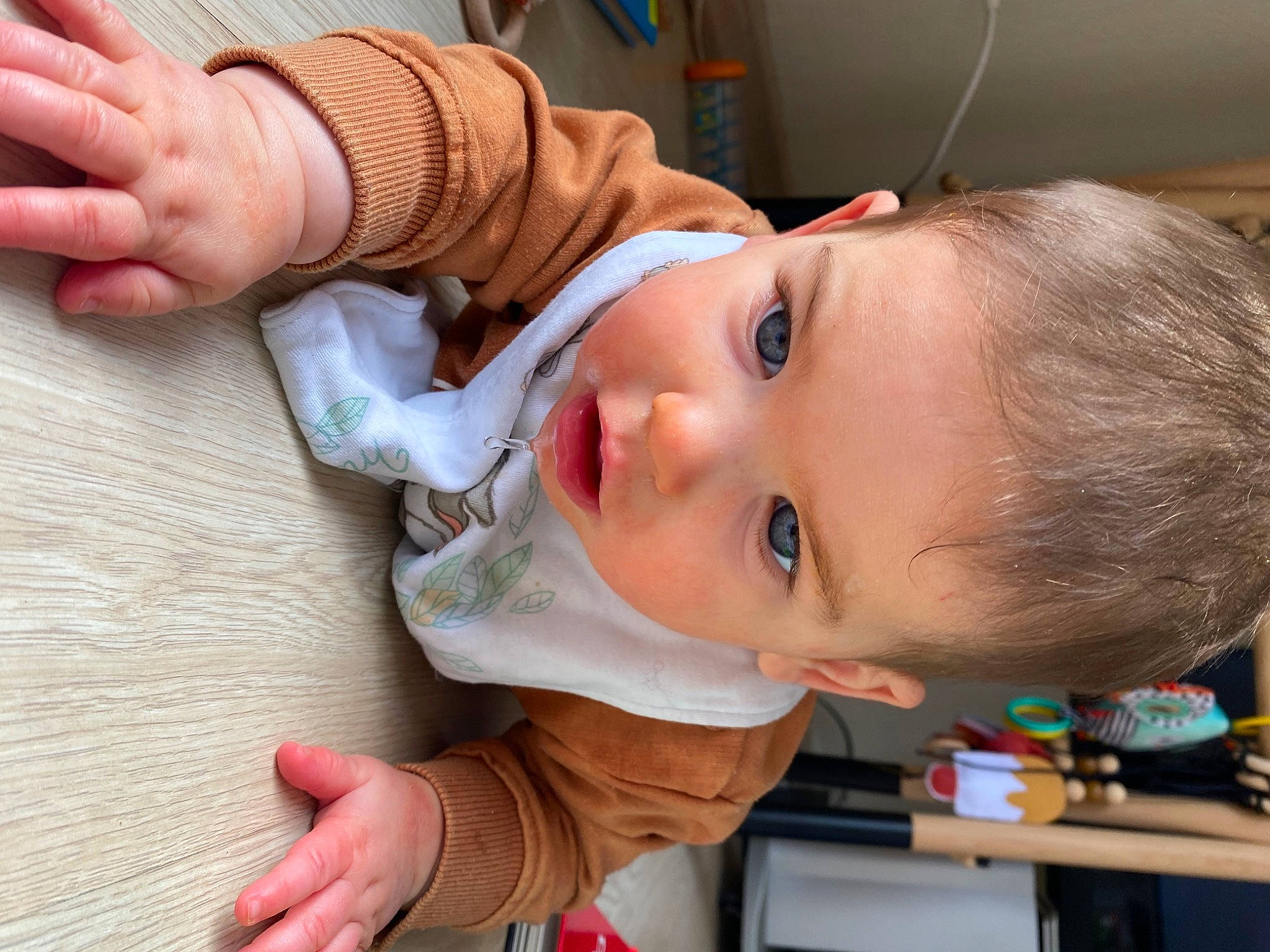 Harry a rejoint le concours — aidez-le/la à gagner de superbes lots ! baby, baby_toddler_clothing, cheek, chin, ear, eye, eyebrow, eyelash, face, facial_expression, finger, gesture, head, iris, lip, mouth, neck, nose, person, skin