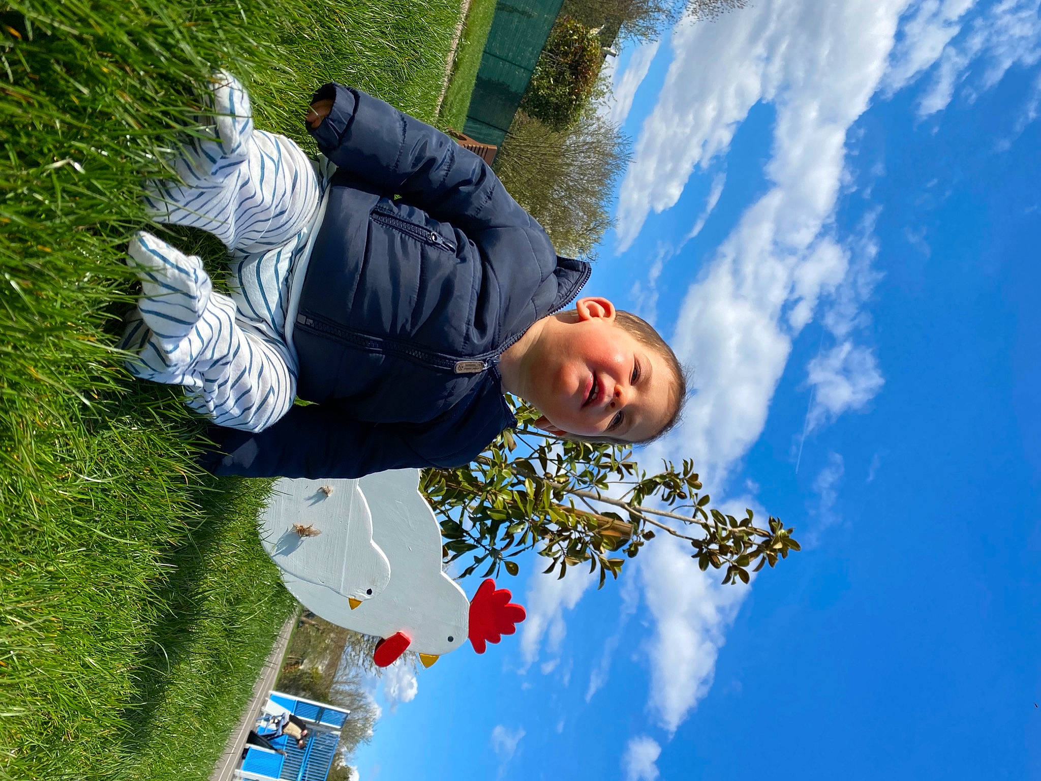 Harry participe au concours pour gagner de l'argent avec cette photo : adventure, cloud, cumulus, electric_blue, eyewear, fun, grass, happy, jacket, leisure, people_in_nature, person, plant, pole, recreation, sky, spring, sunglasses, travel, tree
