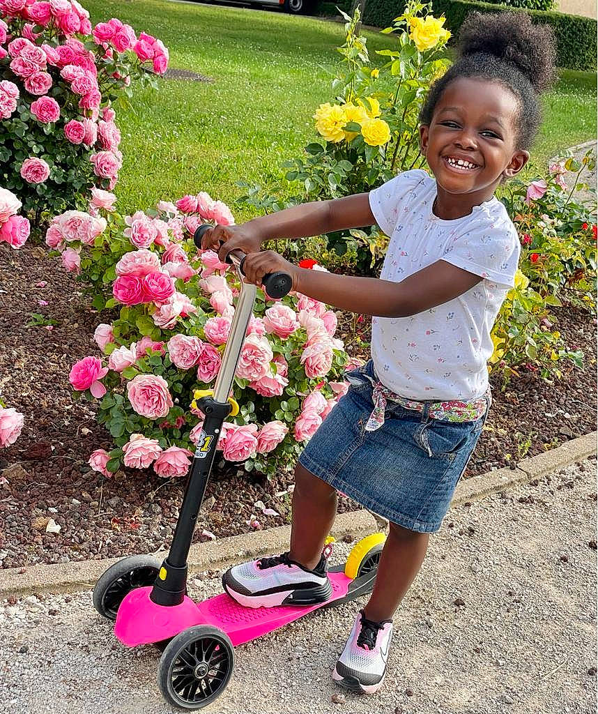 élieonaï-veronica a rejoint le concours — aidez-le/la à gagner de superbes lots ! botany, flower, grass, green, happy, hybrid_tea_rose, joy, leisure, people_in_nature, person, petal, photograph, pink, plant, public_space, recreation, rose, smile, summer, tire