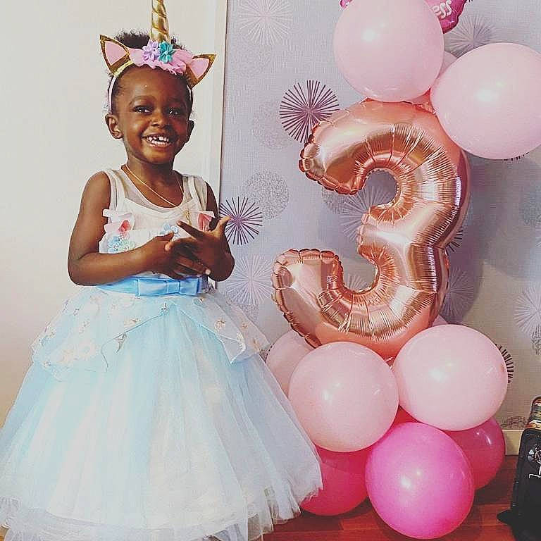 élieonaï-veronica a rejoint le concours — aidez-le/la à gagner de superbes lots ! baby_toddler_clothing, balloon, beauty, birthday, child, dress, event, fashion_design, fun, happy, headpiece, joy, magenta, party_supply, person, pink, purple, ruffle, sleeve, smile