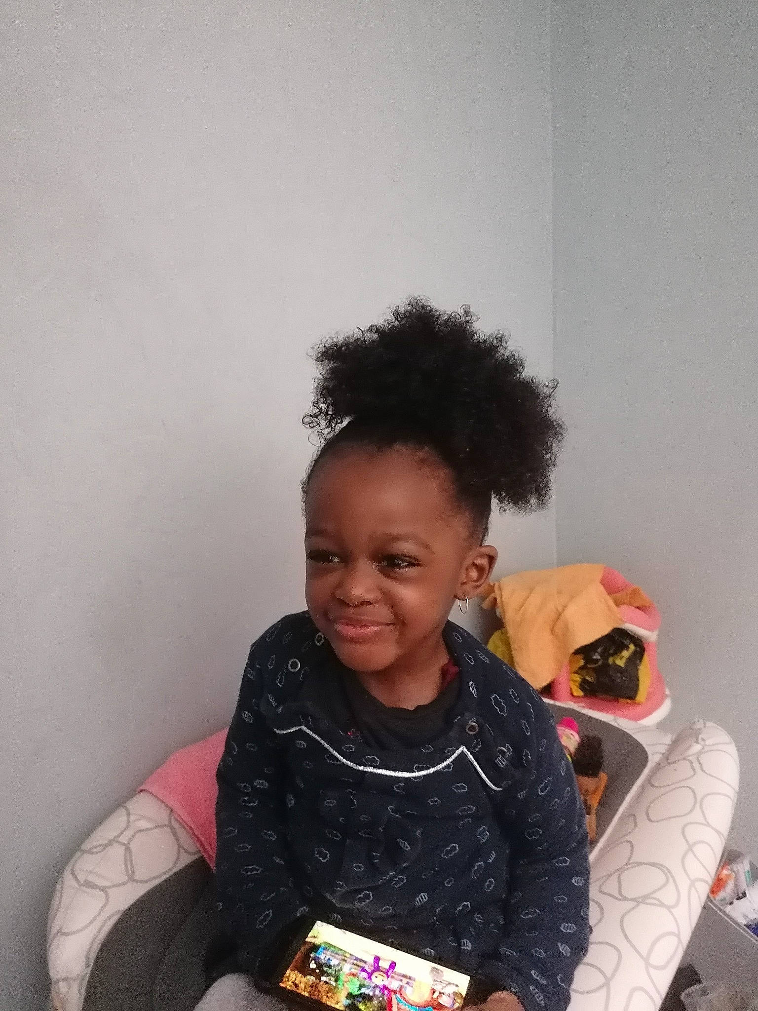 élieonaï-veronica a rejoint le concours — aidez-le/la à gagner de superbes lots ! afro, baby, black_hair, child, face, fun, fur, happy, joy, laugh, leisure, magenta, person, play, room, sitting, smile, stuffed_toy, toddler, toy