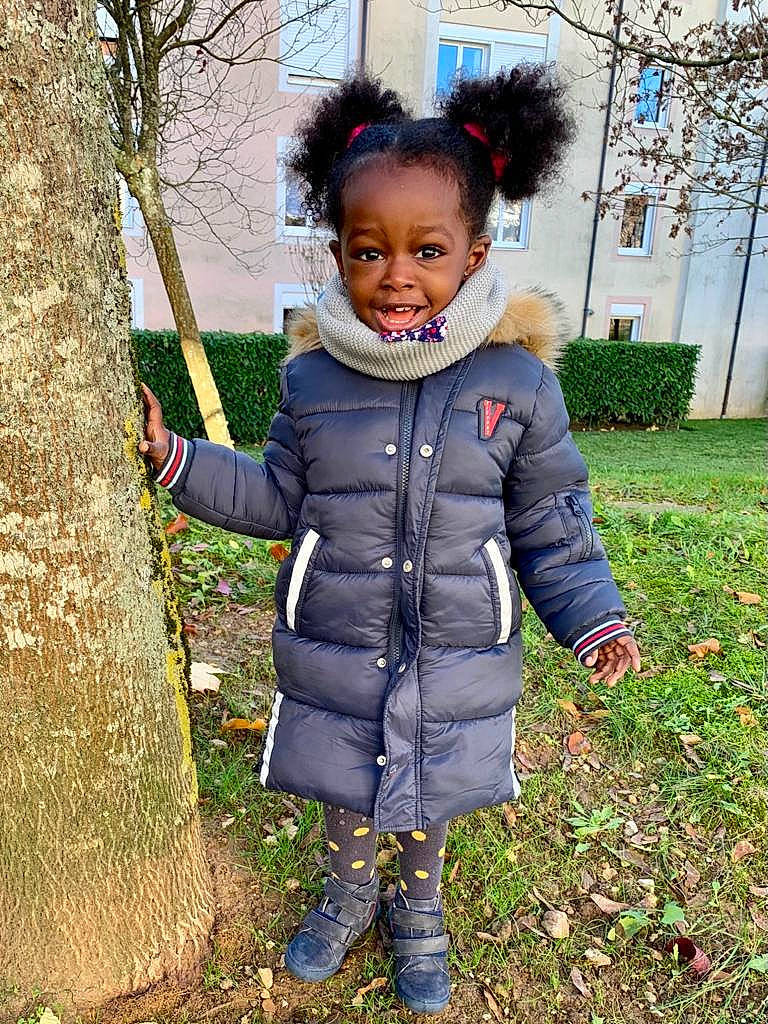 élieonaï-veronica participe au concours pour gagner de l'argent avec cette photo : baby_toddler_clothing, child, denim, electric_blue, fun, fur, garden, grass, happy, jacket, pattern, people_in_nature, person, plant, sleeve, smile, street_fashion, toddler, tree, walking