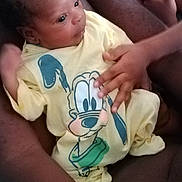 éliséo a rejoint le concours — aidez-le/la à gagner de superbes lots ! baby, child, infant, person, hand, arm, yellow_clothing, cartoon_print, floor_tile, footwear, flip_flops, holding, close_up, indoor, skin, cute, small_hand, sitting, family, care