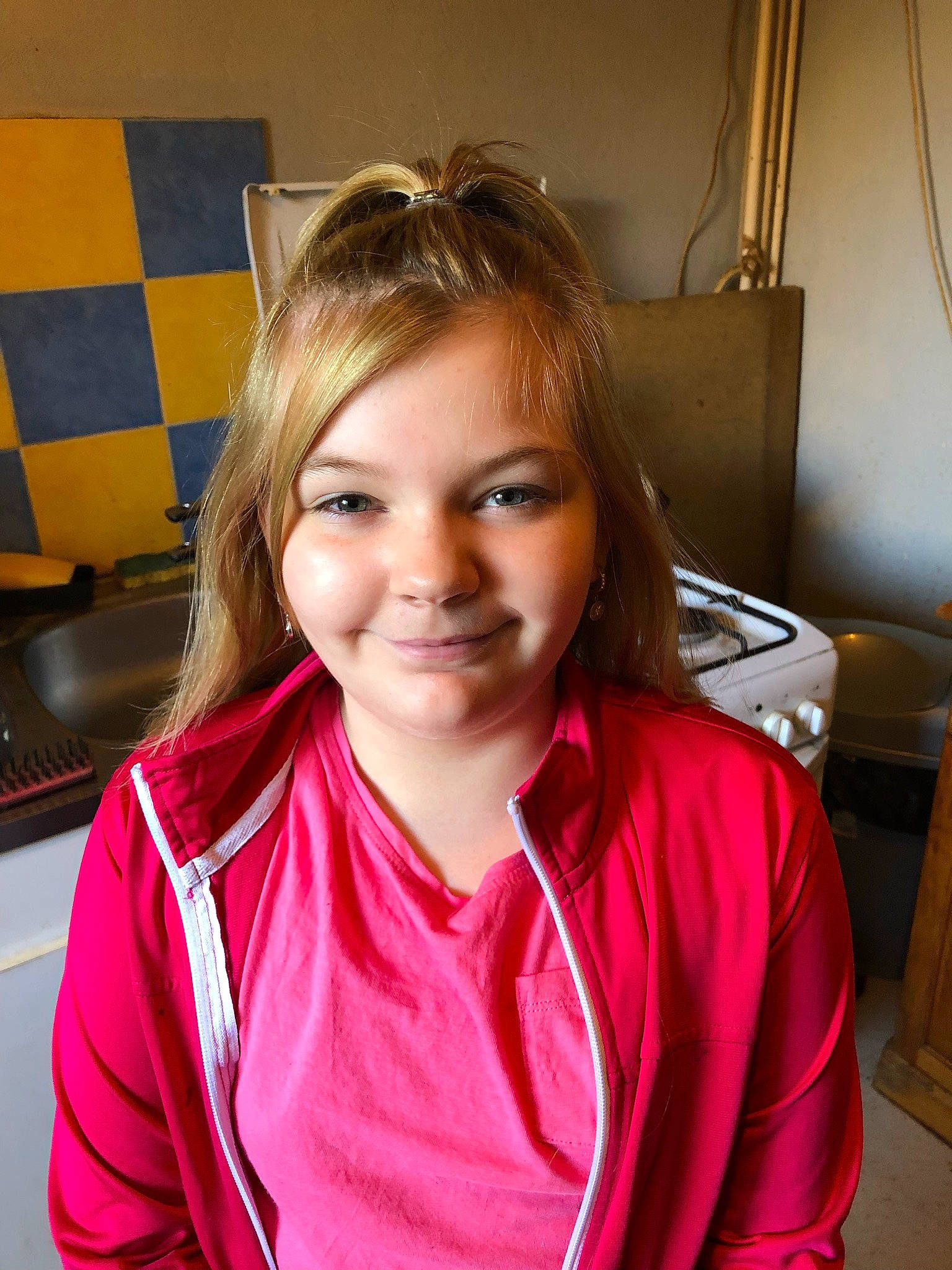 Cindy a rejoint le concours — aidez-le/la à gagner de superbes lots ! beauty_salon, blond, brown_hair, child, eyebrow, eyelash, face, fun, hair_care, hair_coloring, happy, joy, lip, long_hair, magenta, makeover, person, room, selfie, service