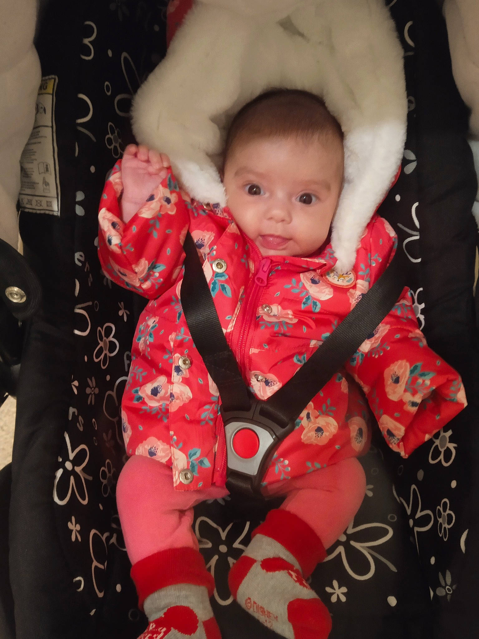 Lyana participe au concours pour gagner de l'argent avec cette photo : baby, baby_carriage, baby_products, baby_toddler_clothing, cheek, child, collar, comfort, eye, finger, human_body, linens, pattern, person, pink, sitting, skin, sleeve, smile, textile