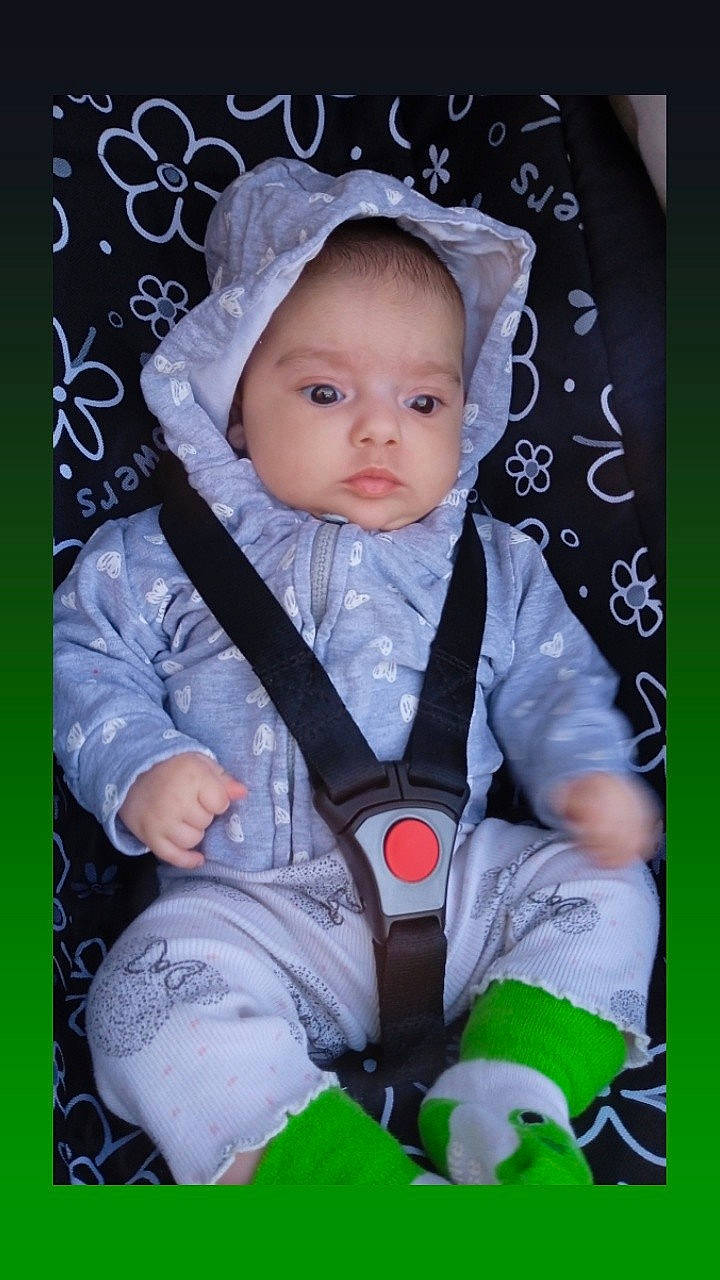 Lyana participe au concours pour gagner de l'argent avec cette photo : baby, baby_carriage, baby_products, baby_toddler_clothing, cheek, child, comfort, cool, facial_expression, fun, grass, happy, outerwear, pattern, people, person, pink, product, sitting, sleeve