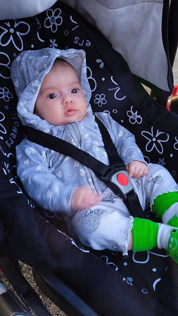 Lyana a rejoint le concours — aidez-le/la à gagner de superbes lots ! baby, baby_carriage, baby_products, baby_safety, baby_toddler_clothing, carmine, cheek, child, comfort, eye, face, flash_photography, head, headwear, lap, person, product, sitting, sleeve, toddler