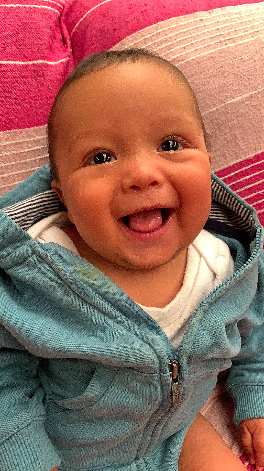 Léyan a rejoint le concours — aidez-le/la à gagner de superbes lots ! baby, baby_toddler_clothing, cheek, chin, eye, eyebrow, facial_expression, gesture, happy, head, iris, lip, mouth, nose, outerwear, person, pink, skin, sleeve, smile