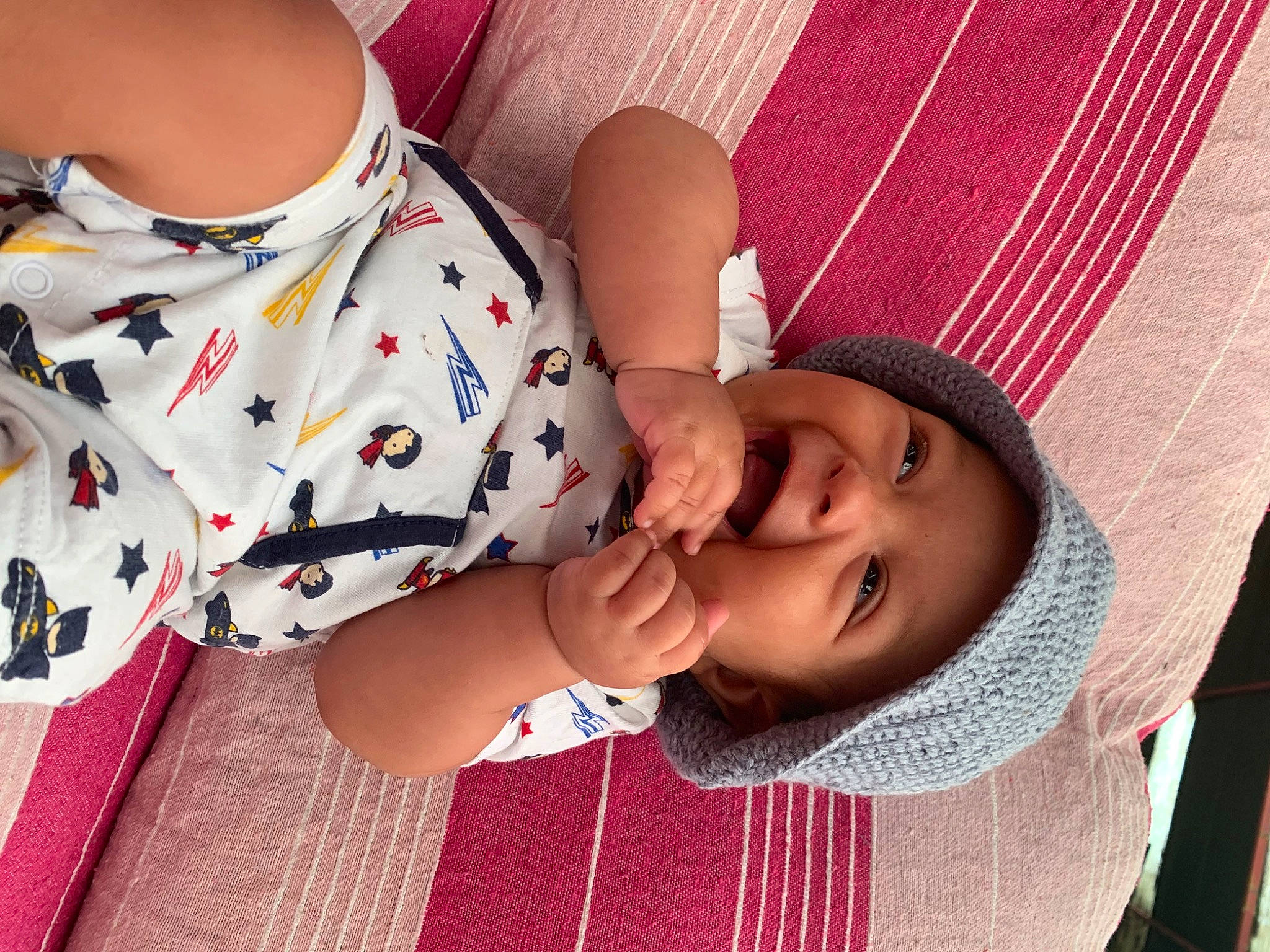Léyan a rejoint le concours — aidez-le/la à gagner de superbes lots ! baby_toddler_clothing, eye, facial_expression, fun, gesture, happy, headwear, human_body, human_leg, lip, mouth, neck, pattern, person, pink, skin, sleeve, smile, textile, thigh