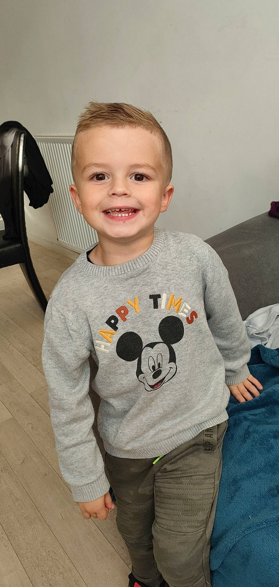 Liam a rejoint le concours — aidez-le/la à gagner de superbes lots ! active_shirt, baby, baby_toddler_clothing, child, electronic_device, eyewear, fun, gadget, happy, joint, joy, long_sleeved_t_shirt, pattern, person, product, sleeve, smile, standing, t_shirt, telephone