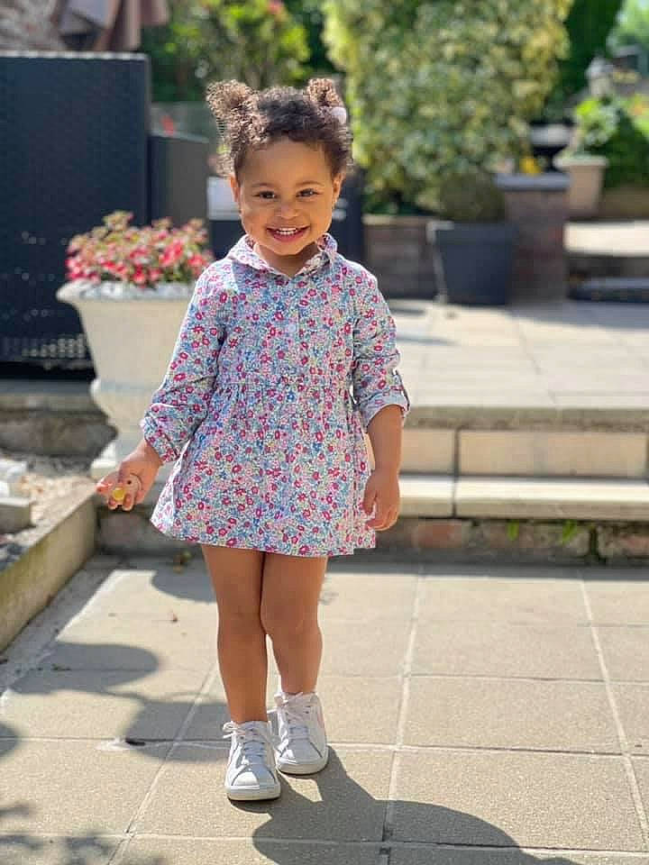 Iliana a rejoint le concours — aidez-le/la à gagner de superbes lots ! child, dress, electric_blue, fun, happy, human_leg, joint, joy, leisure, magenta, pattern, person, pink, plant, shoulder, sleeve, smile, street_fashion, textile, thigh