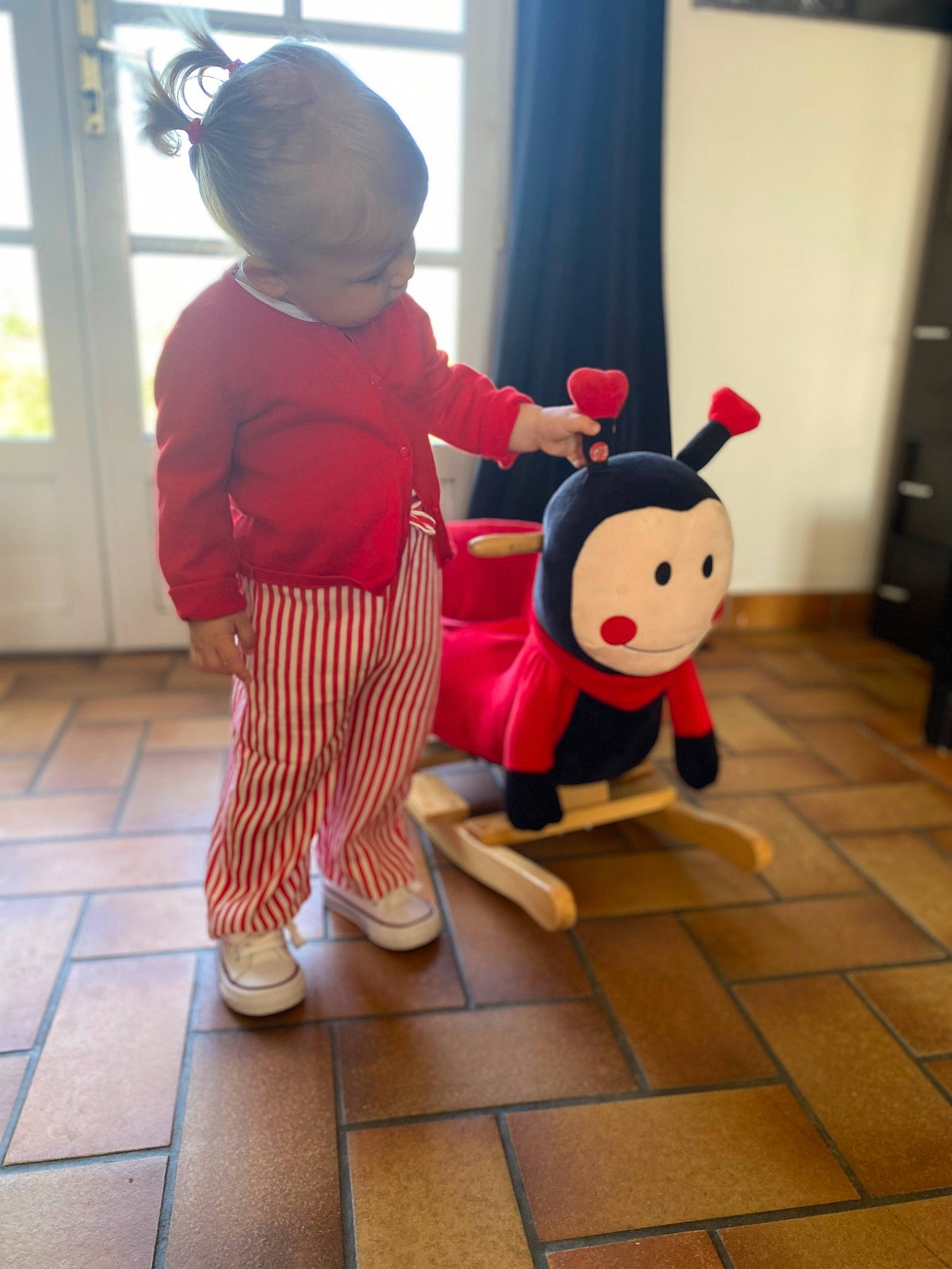 Héloïse a rejoint le concours — aidez-le/la à gagner de superbes lots ! baby, baby_toddler_clothing, child, costume, curtain, facial_expression, fictional_character, floor, flooring, fun, happy, mascot, person, play, recreation, room, stuffed_toy, t_shirt, toddler, toy