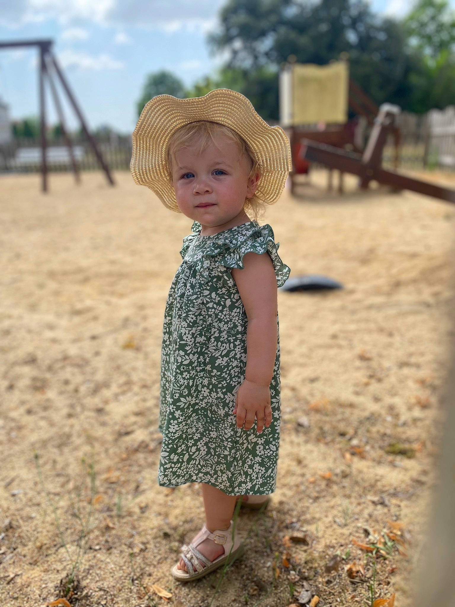 Héloïse a rejoint le concours — aidez-le/la à gagner de superbes lots ! child, dress, fun, grass, happy, hat, headgear, landscape, leisure, pattern, people_in_nature, person, recreation, sand, skin, sky, sun_hat, toddler, tree, vintage_clothing