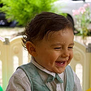 Souleyman a rejoint le concours — aidez-le/la à gagner de superbes lots ! toddler, child, smiling, happy, water_droplets, vest, bow_tie, outdoor, greenery, car, face, cute, portrait, playful, young_child, sunlight, short_hair, white_shirt, expression, baby