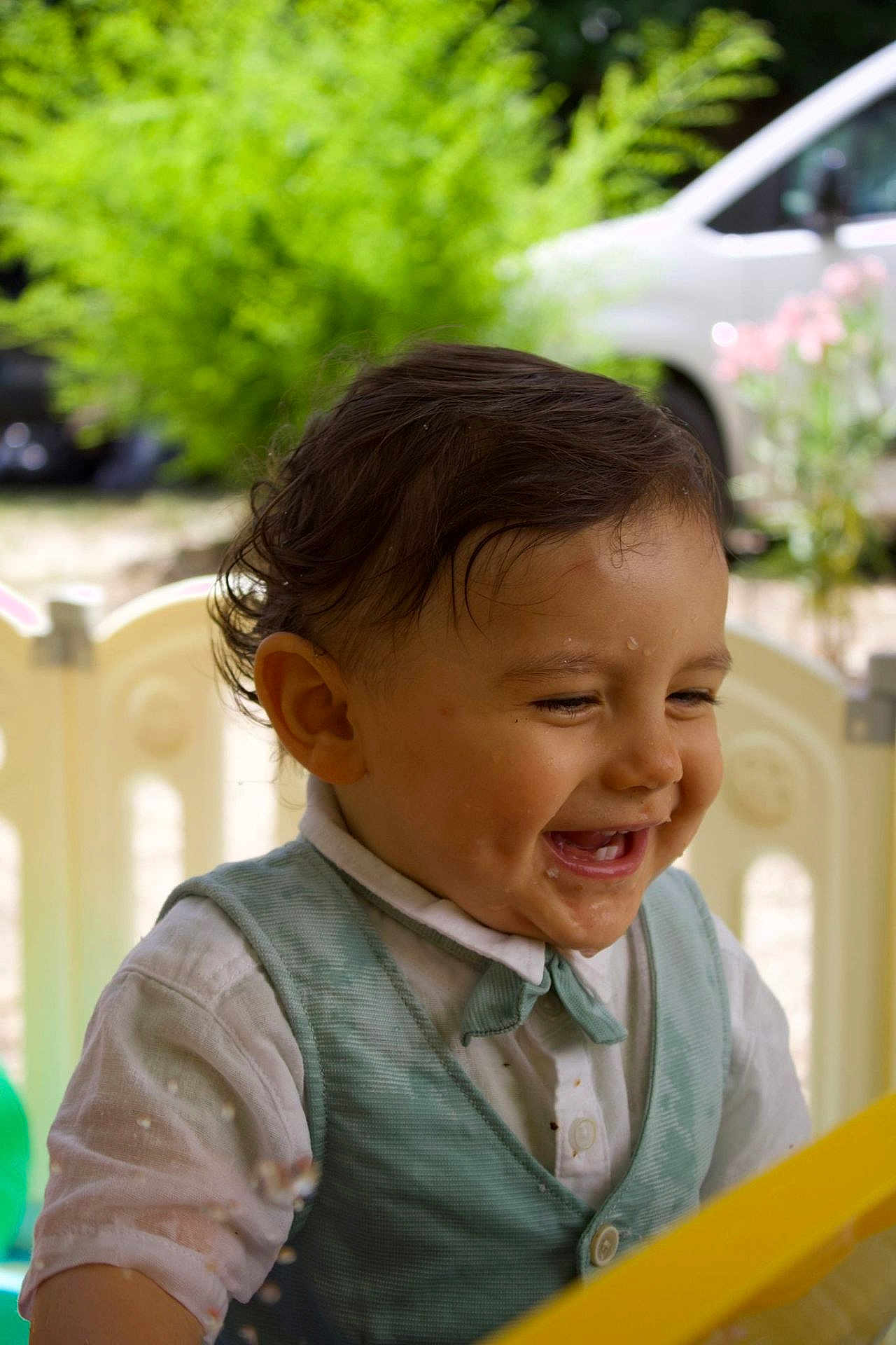 Souleyman a rejoint le concours — aidez-le/la à gagner de superbes lots ! toddler, child, smiling, happy, water_droplets, vest, bow_tie, outdoor, greenery, car, face, cute, portrait, playful, young_child, sunlight, short_hair, white_shirt, expression, baby