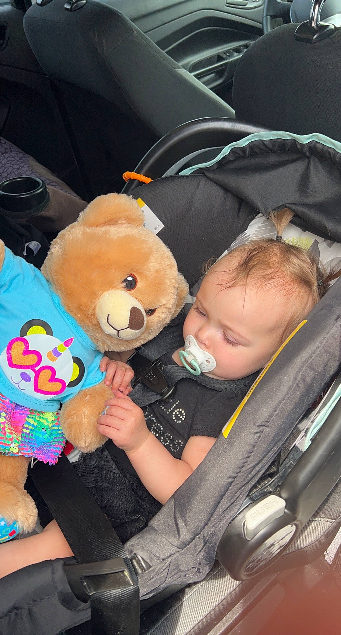 Renesmee is registered to the contest to win money with this photo: auto_part, baby, baby_products, baby_toddler_clothing, car_seat, child, comfort, fun, hand, lap, luxury_vehicle, mammal, motor_vehicle, person, plush, sitting, stuffed_toy, teddy_bear, toddler, toy