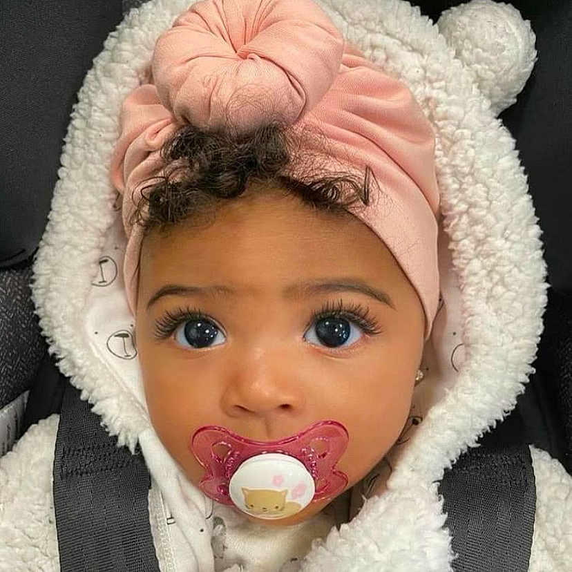 Maya a rejoint le concours — aidez-le/la à gagner de superbes lots ! adorable, baby, big_eyes, bow_knot, car_seat, closeup, clothing, cozy, earring, face, fleece_hood, fuzzy, headwrap, hood, infant, long_eyelashes, pacifier, pink, portrait, seatbelt
