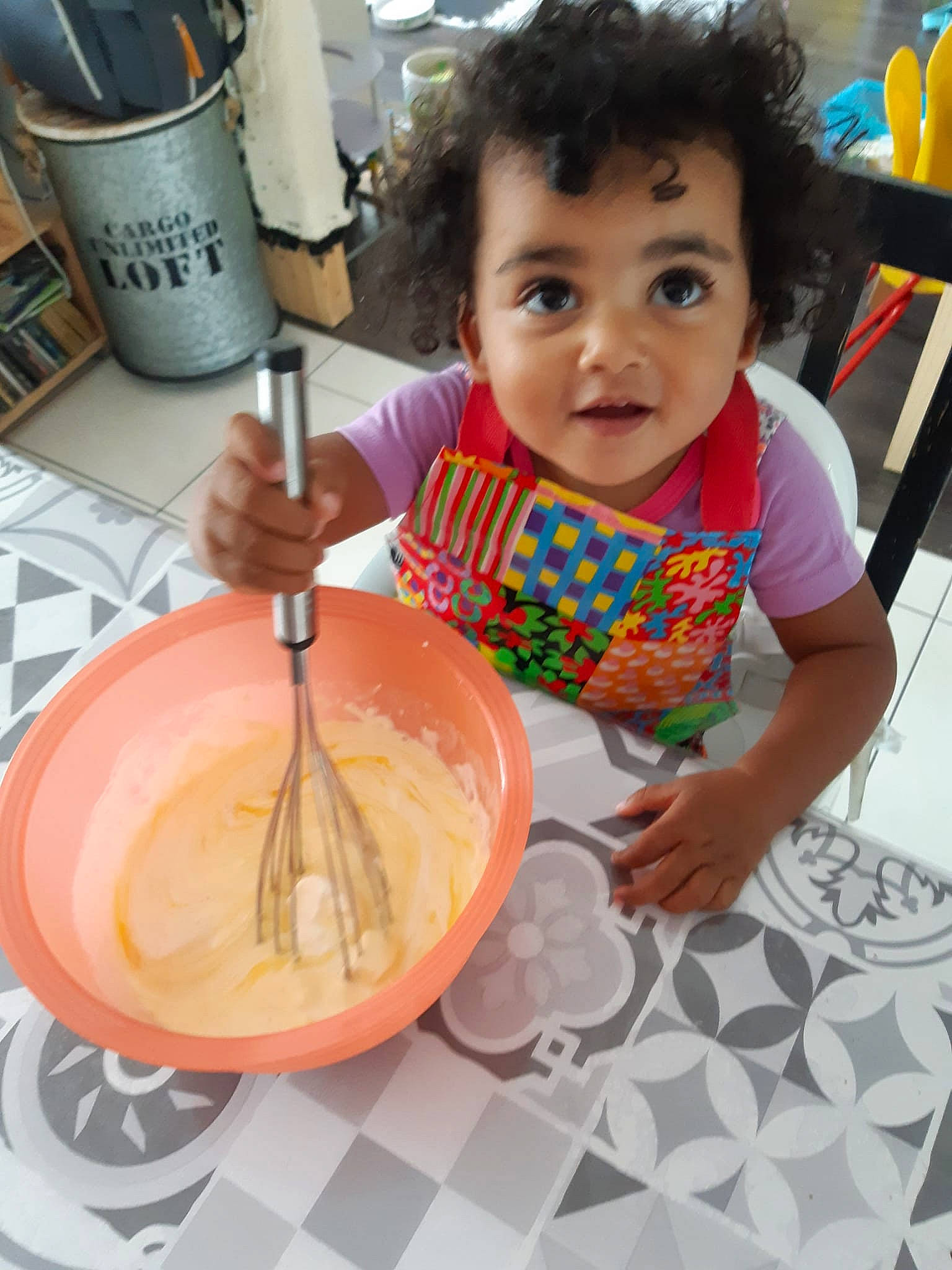 Mya participe au concours pour gagner de l'argent avec cette photo : art, baby, chair, child, comfort_food, cuisine, cutlery, dessert, dish, dishware, food, happy, ingredient, kitchen_utensil, person, plate, spoon, sweetness, table, tableware