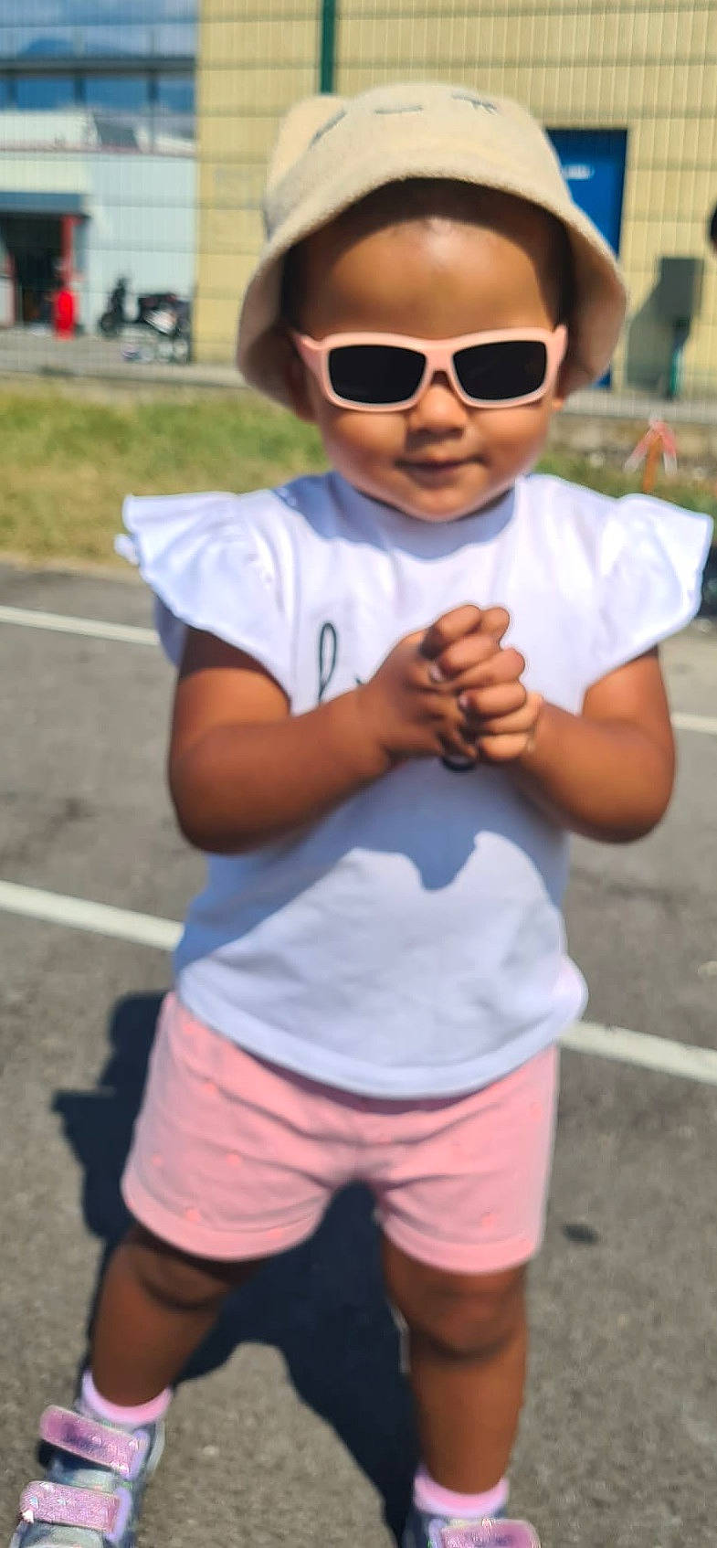 Mya a rejoint le concours — aidez-le/la à gagner de superbes lots ! child, cool, eyewear, gesture, goggles, happy, people, person, photograph, pink, shorts, sleeve, smile, street_fashion, summer, sunglasses, t_shirt, thumb, toddler, vision_care