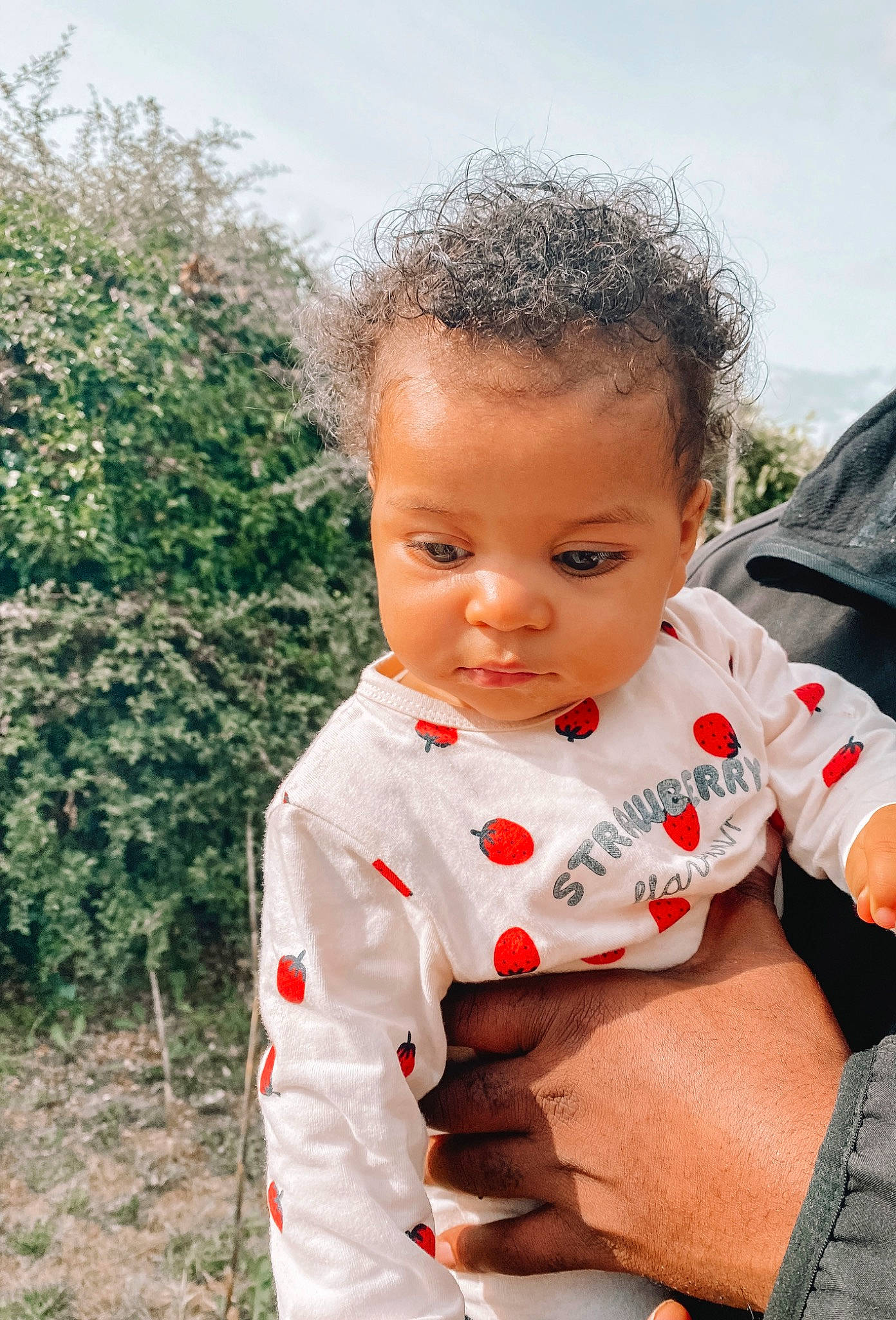 Raphaëlle participe au concours pour gagner de l'argent avec cette photo : baby, baby_toddler_clothing, car, child, dress, face, grass, hand, happy, leisure, lip, neck, nose, person, plant, sitting, skin, sky, sleeve, toddler