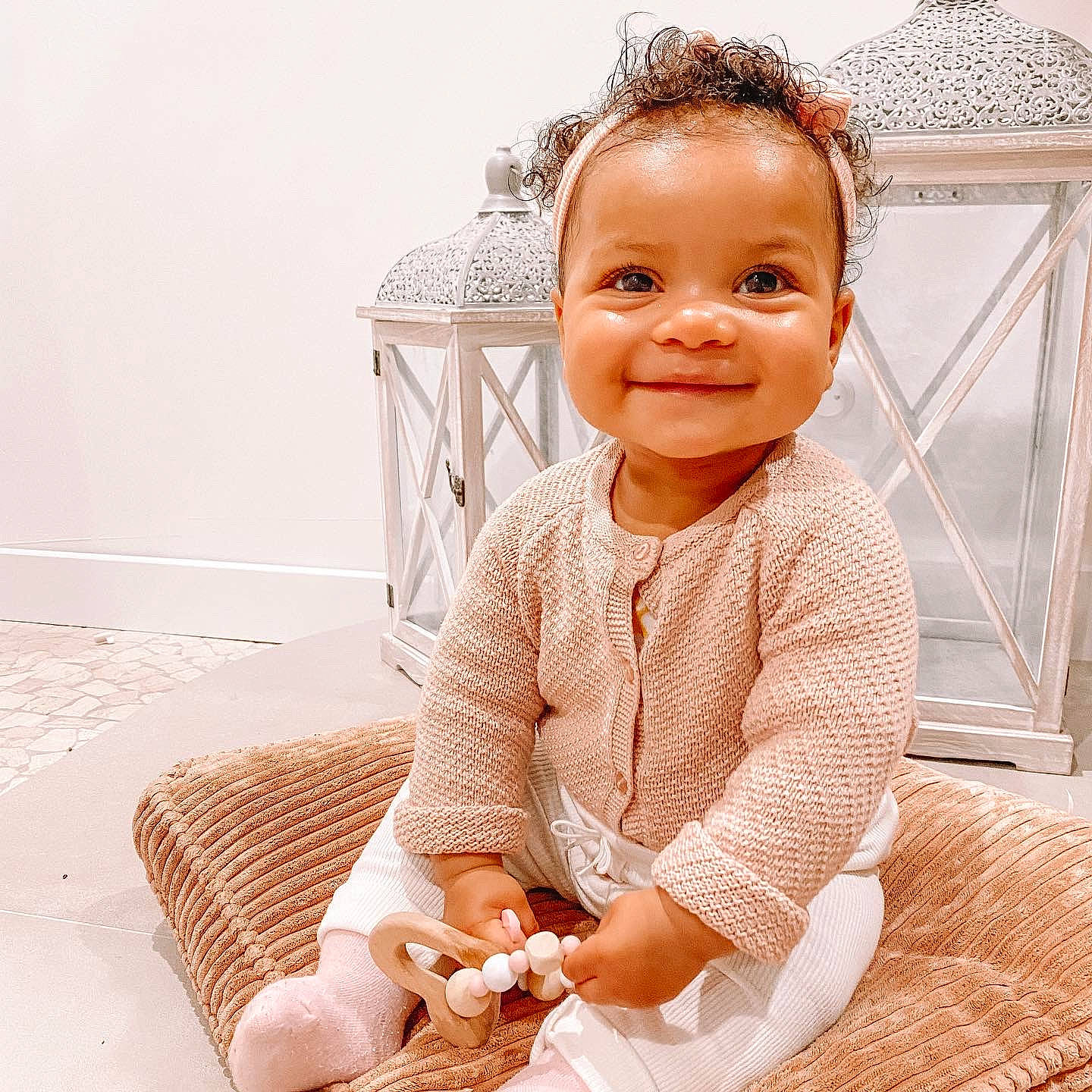 Raphaëlle a rejoint le concours — aidez-le/la à gagner de superbes lots ! baby, baby_toddler_clothing, chair, cheek, child, comfort, dress, dress_shirt, face, flooring, happy, joy, pattern, person, product, skin, sleeve, smile, standing, textile