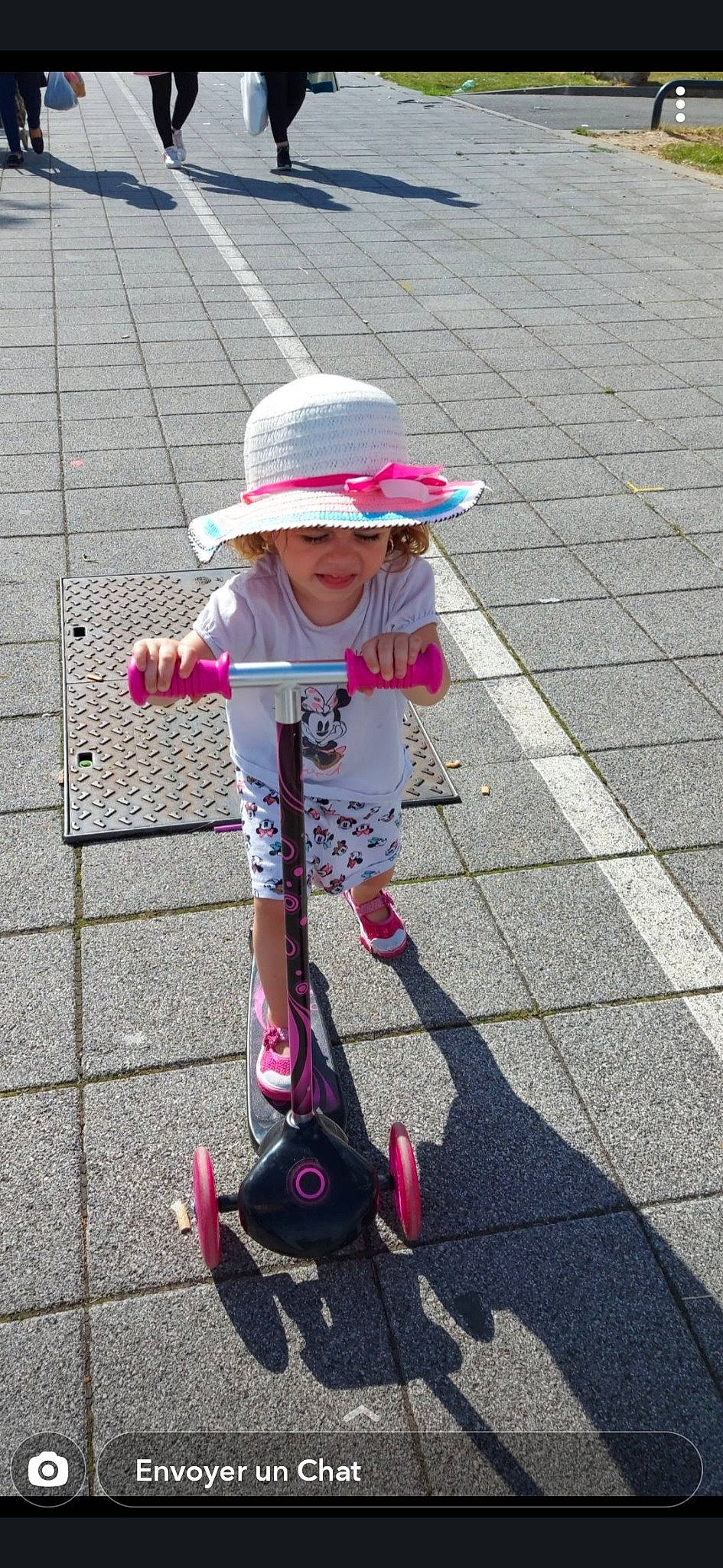 Keyliah participe au concours pour gagner de l'argent avec cette photo : child, headwear, kick_scooter, person, pink, recreation, toddler, vehicle, wheel