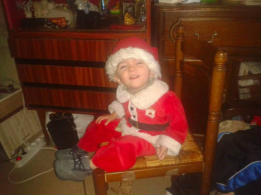 Kerwann participe au concours pour gagner de l'argent avec cette photo : christmas, christmas_eve, fictional_character, holiday, lap, person, santa_claus, sitting