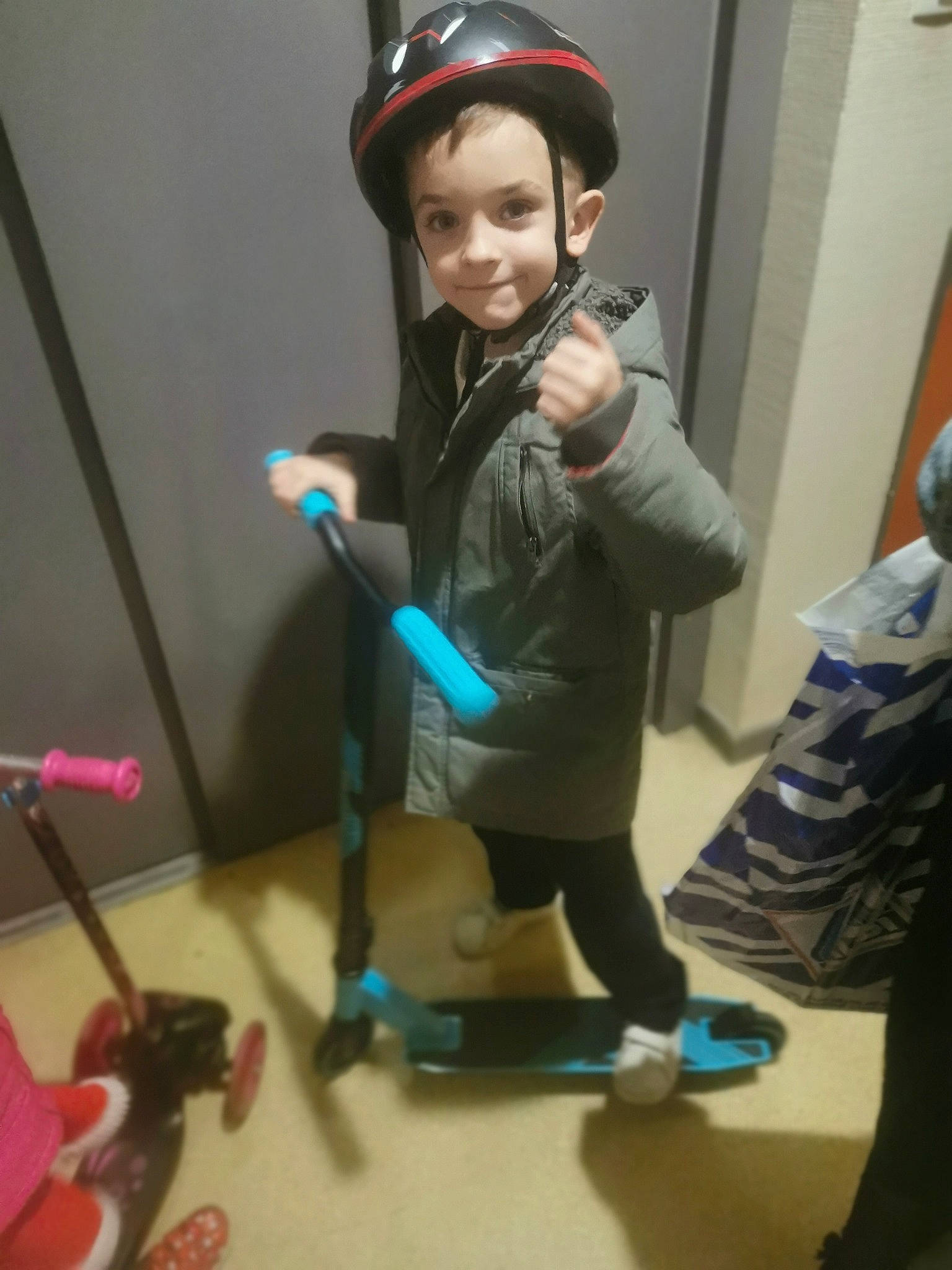 Kerwann a rejoint le concours — aidez-le/la à gagner de superbes lots ! active_pants, audio_accessory, balance, cleanliness, costume, costume_accessory, costume_hat, glove, joy, microphone, microphone_stand, person, sweatpant