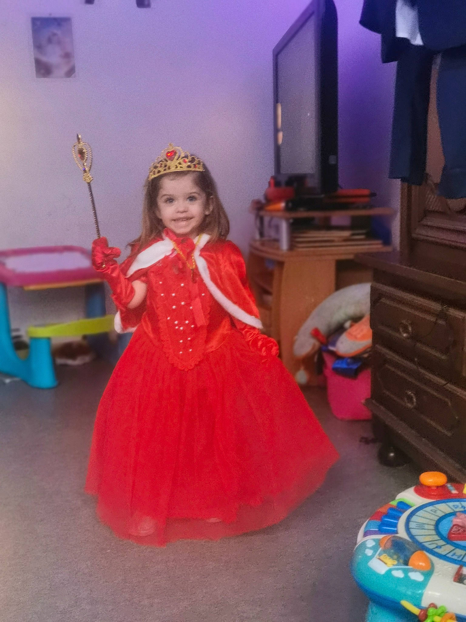 Keyliah participe au concours pour gagner de l'argent avec cette photo : baby_toys, cabinetry, chest, chest_of_drawers, chiffonier, costume, costume_accessory, drawer, dress, dresser, embellishment, floor, flooring, hair_accessory, headpiece, interior_design, joy, one_piece_garment, person, plastic