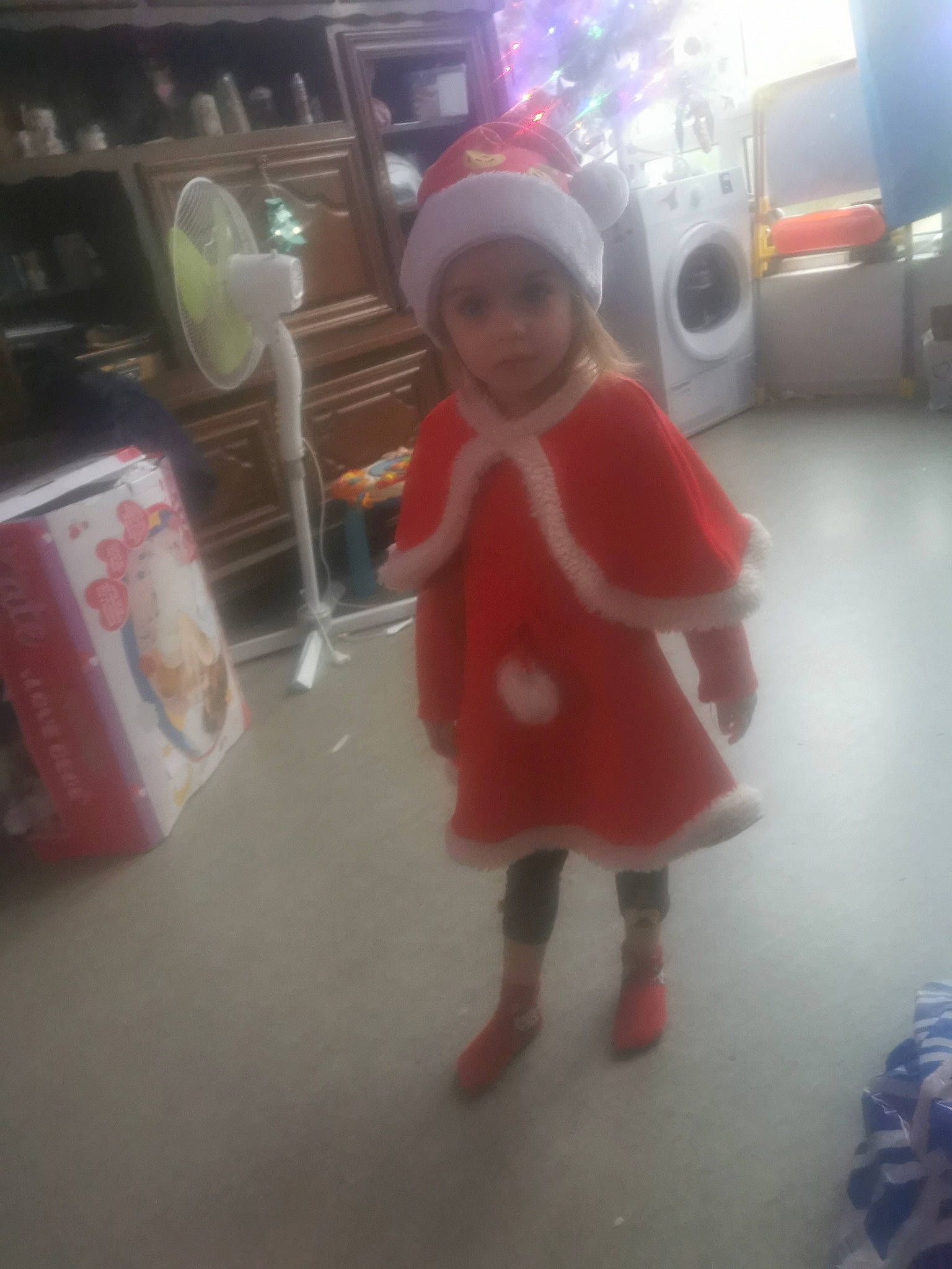 Keyliah a rejoint le concours — aidez-le/la à gagner de superbes lots ! baby, baby_toddler_clothing, boot, child, christmas, costume, fictional_character, headwear, person, shelf, shelving, toddler