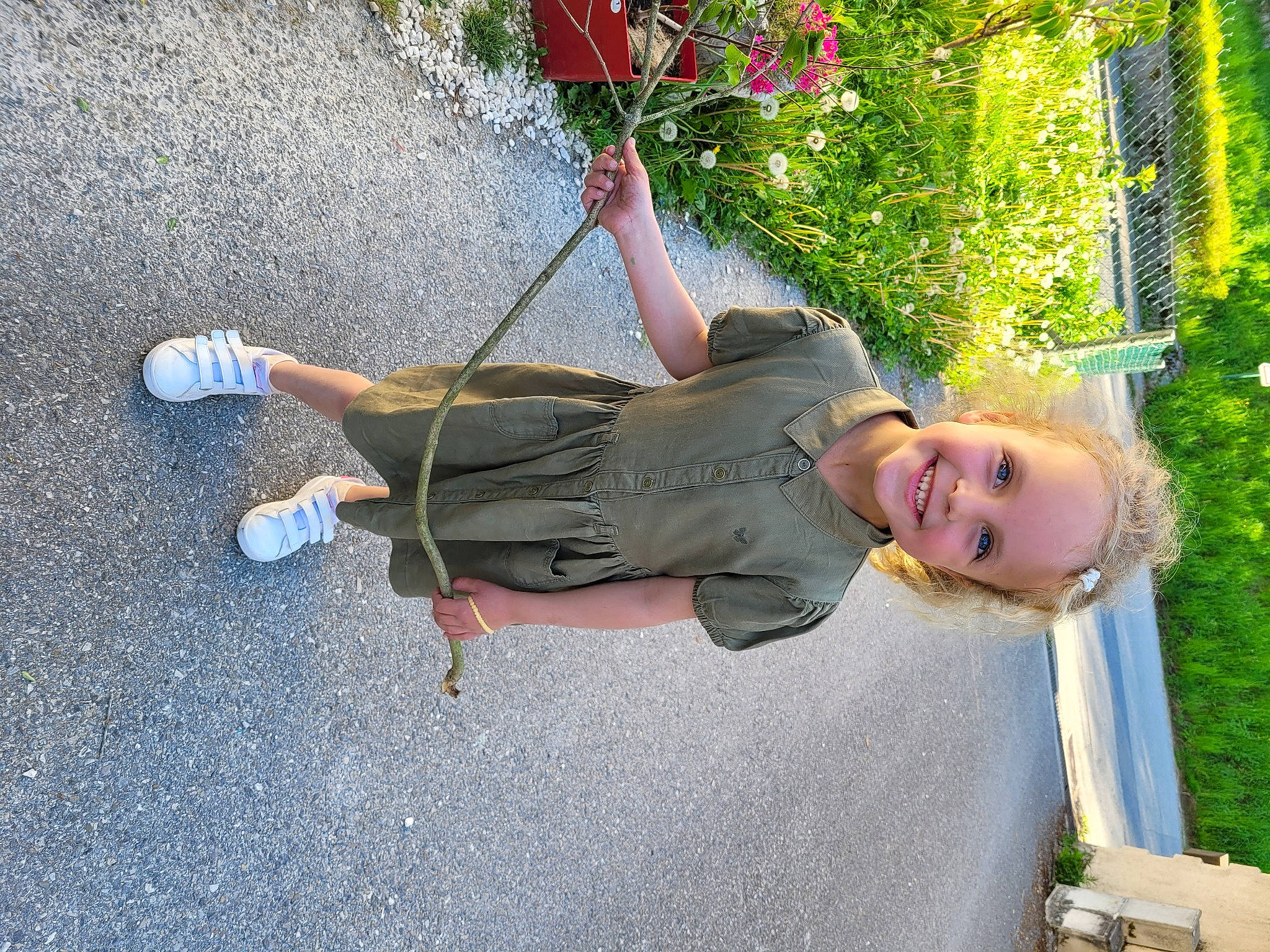 Romane a rejoint le concours — aidez-le/la à gagner de superbes lots ! asphalt, child, city, concrete, flower, fun, grass, happy, joy, landscape, leisure, person, plant, recreation, road_surface, sidewalk, sitting, smile, toddler, tree